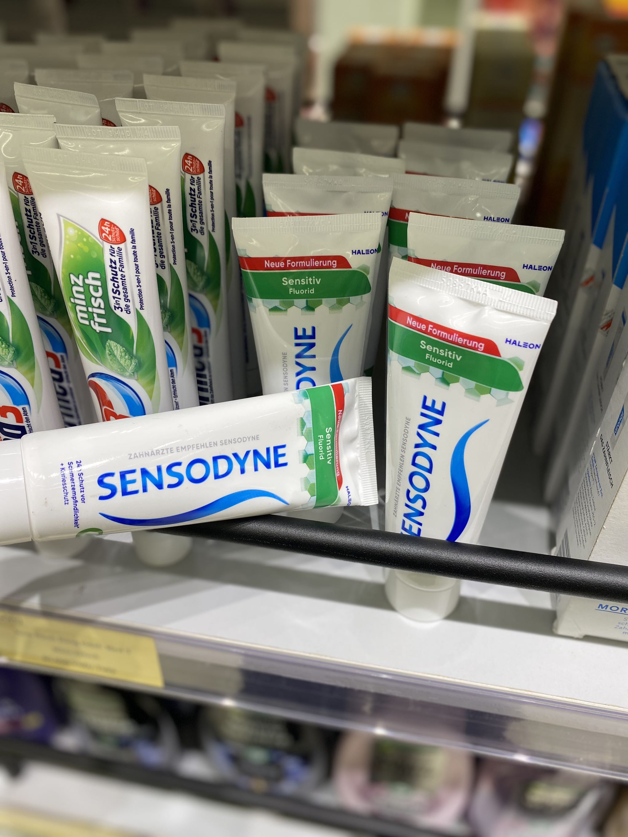 Kem đánh răng Sensodyne Sensitiv Fluorid 75ml