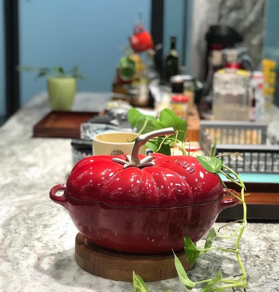 Nồi gang Staub hình quả cà chua màu đỏ Cherry 25cm (2,9l)