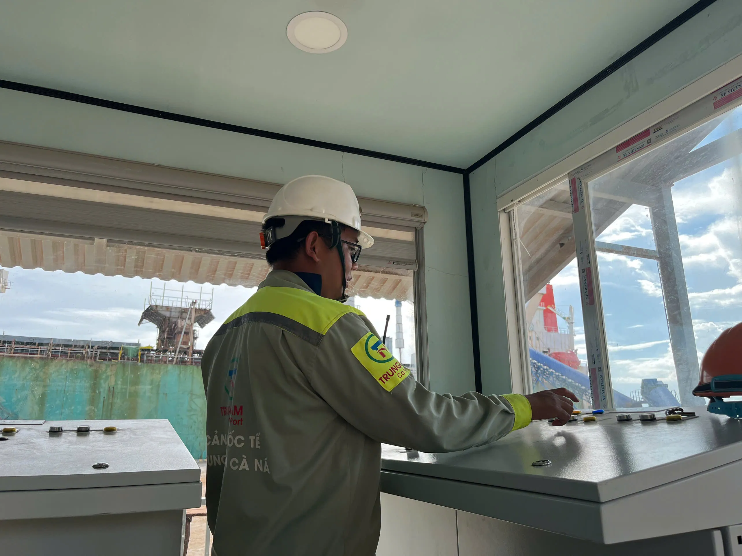 Nhân viên tại trung tâm điều khiển, thể hiện sự chuyên nghiệp