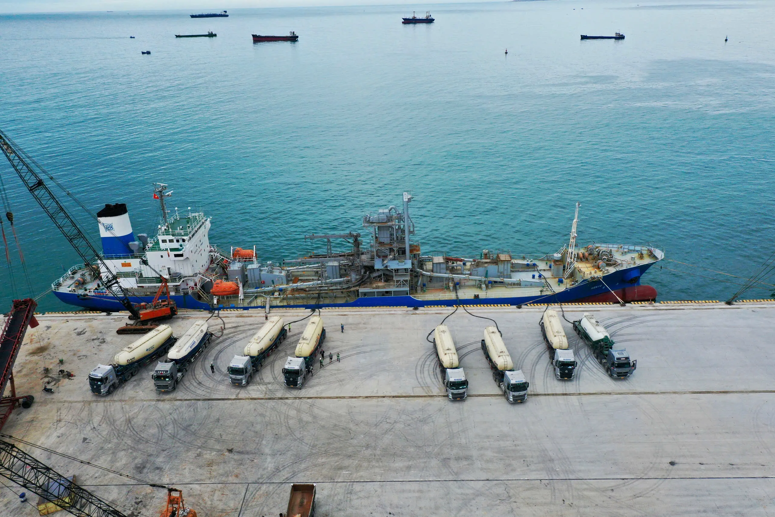 Hoạt động xếp dỡ hàng hóa chuyên nghiệp tại Cảng Trung Nam Cà Ná góp phần đạt mốc 1 triệu tấn