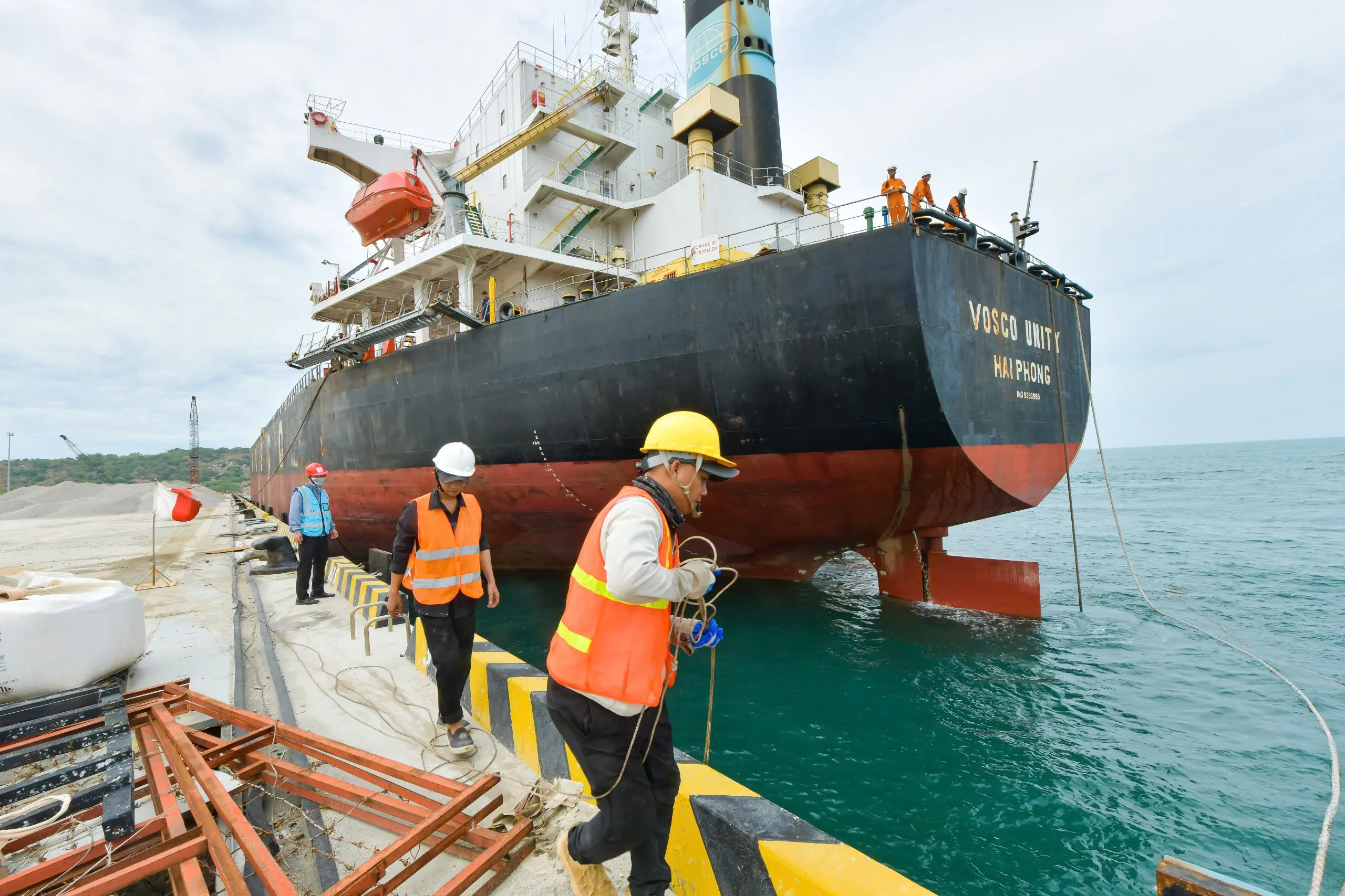 Tàu VOSCO UNITY tải trọng 53.552 tấn cập Cảng Trung Nam Cà Ná trong hành trình đạt 1 triệu tấn hàng