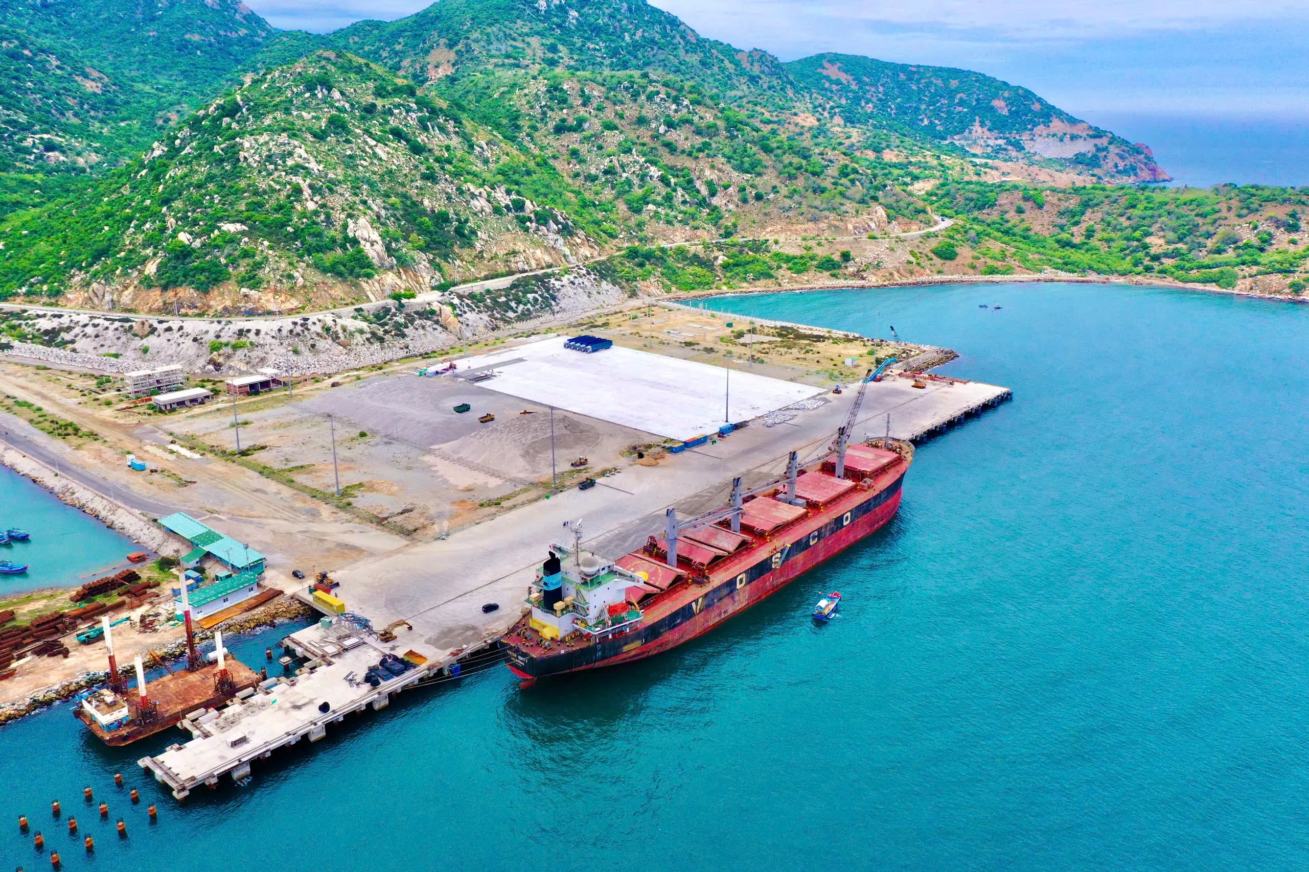 Toàn cảnh Cảng Quốc tế Trung Nam Cà Ná nhìn từ trên cao - cảng nước sâu 100.000 DWT tại Ninh Thuận với hạ tầng hiện đại và vùng nước trong xanh