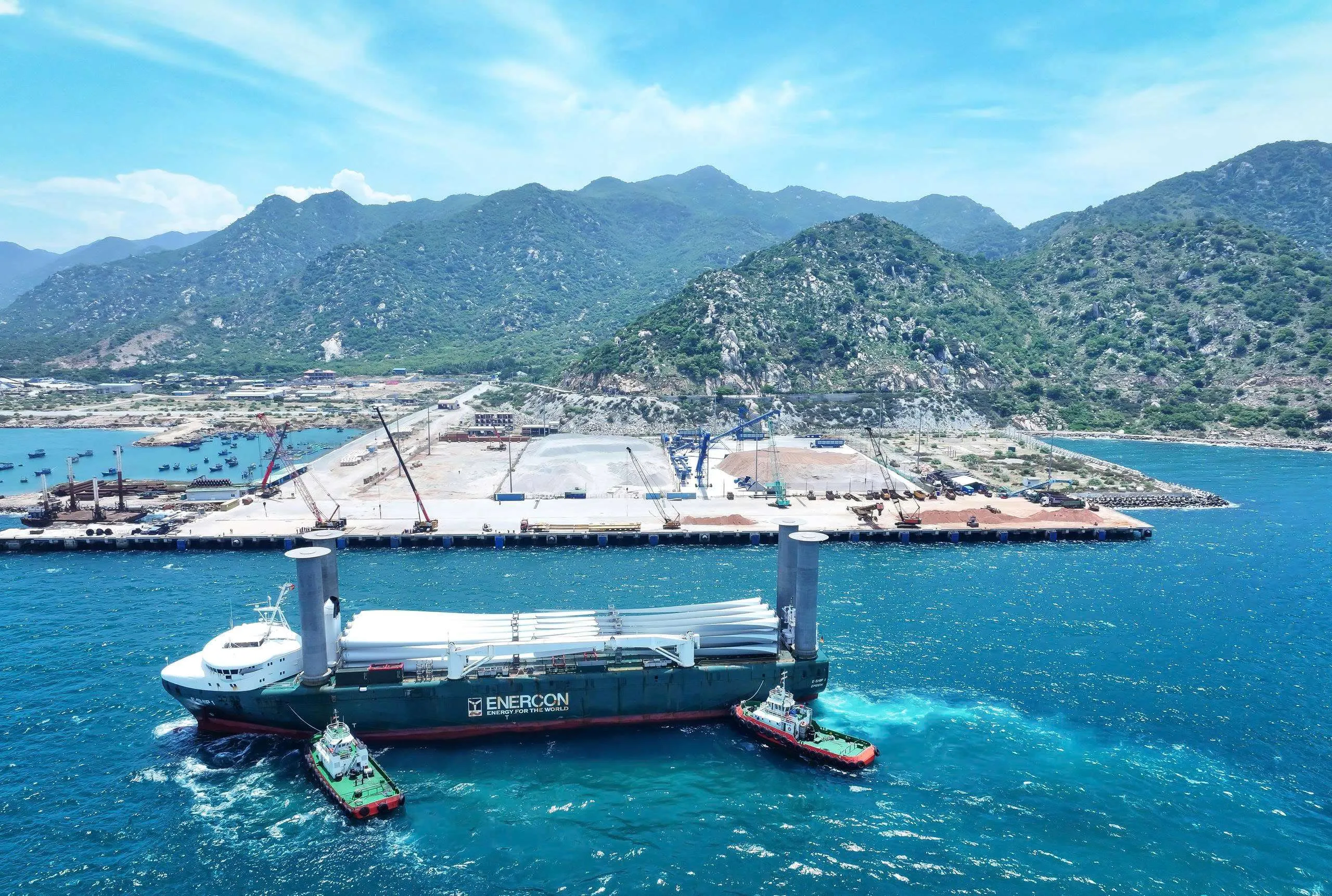 Toàn cảnh Cảng biển quốc tế Trung Nam Cà Ná đón tàu thiết bị điện gió với núi non Ninh Thuận