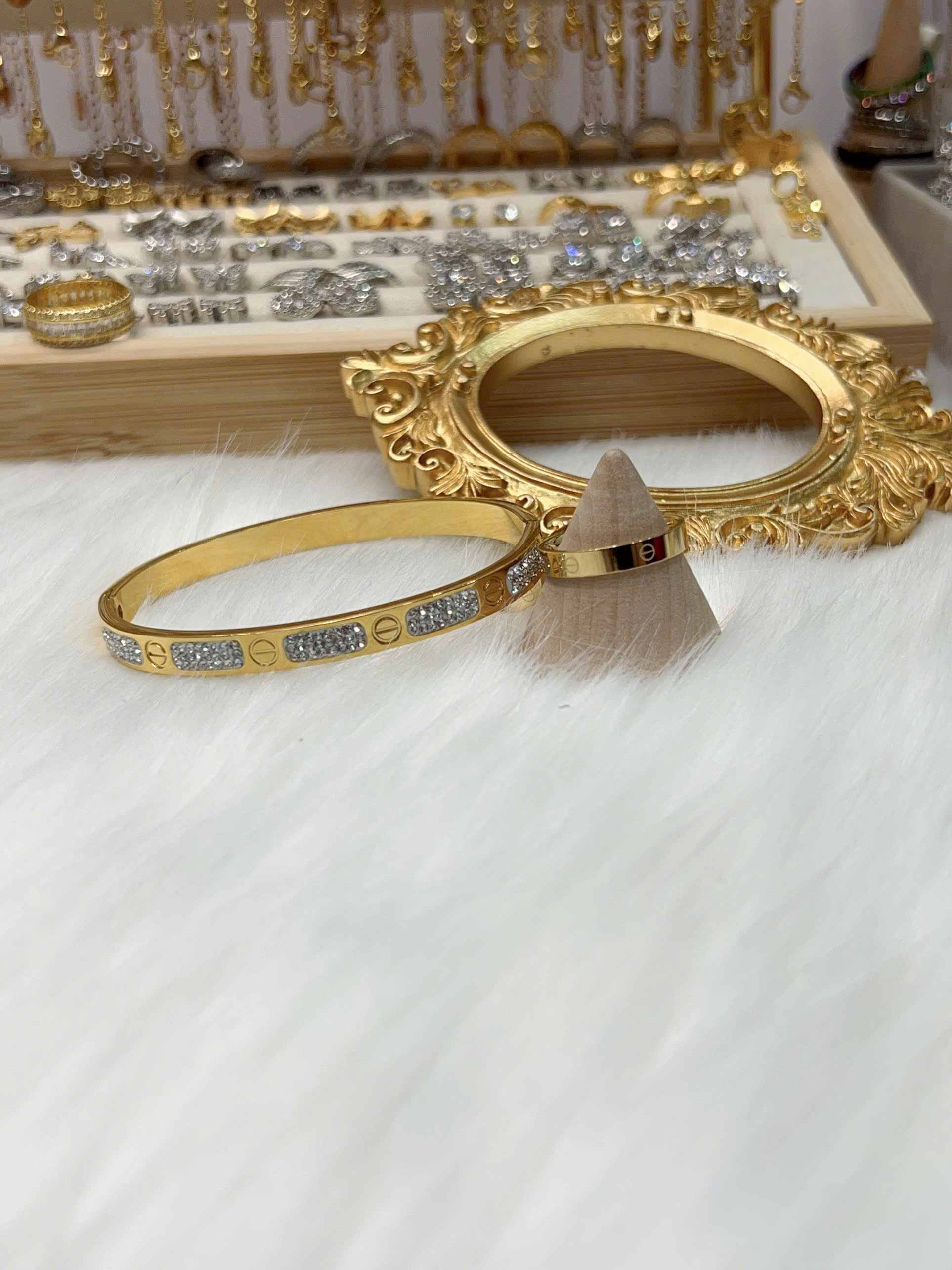 Vòng tay Titan - TV222 - vòng Cartier đính đá bảng 6mm form elip có khóa