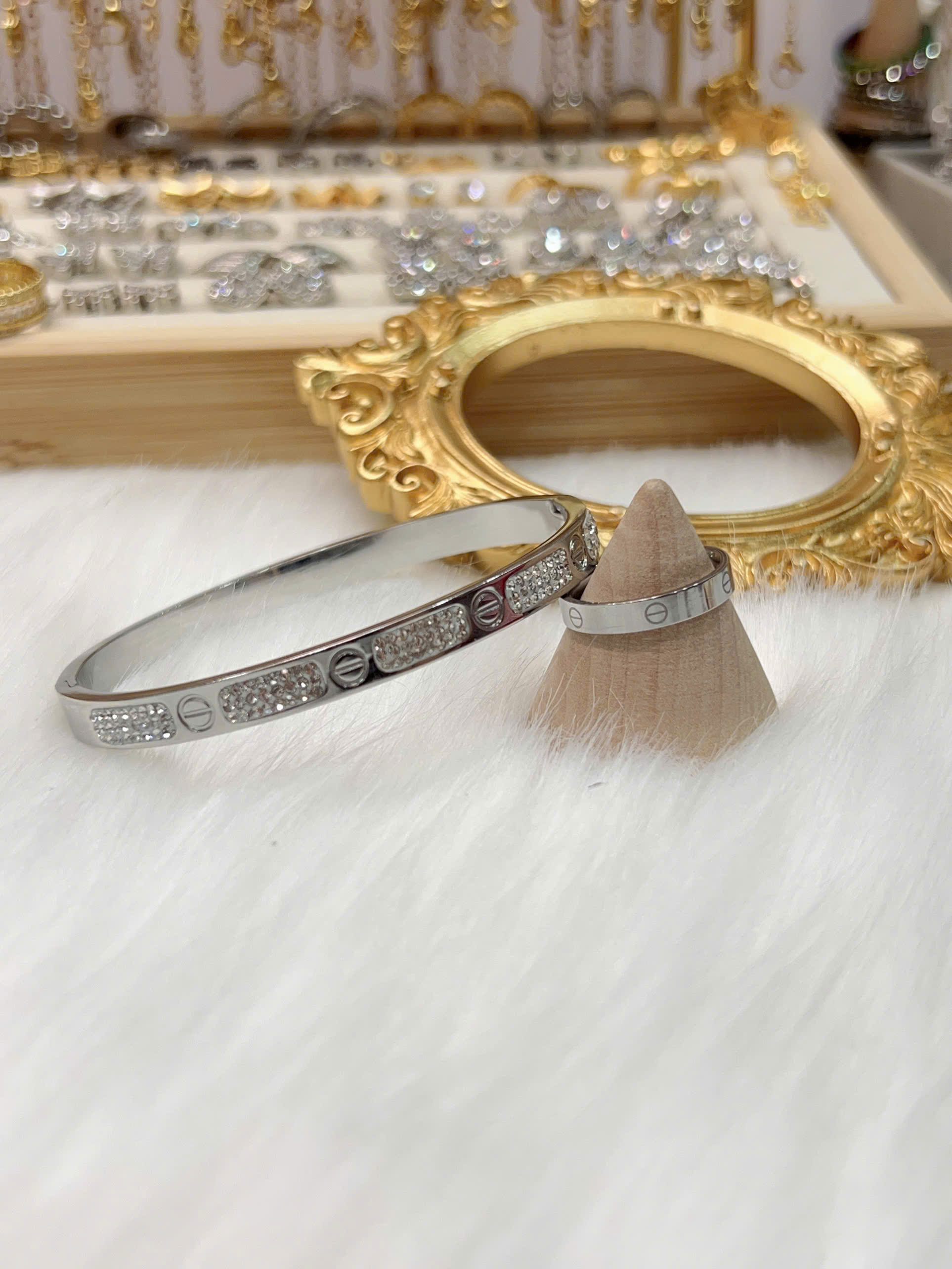 Vòng tay Titan - TV222 - vòng Cartier đính đá bảng 6mm form elip có khóa