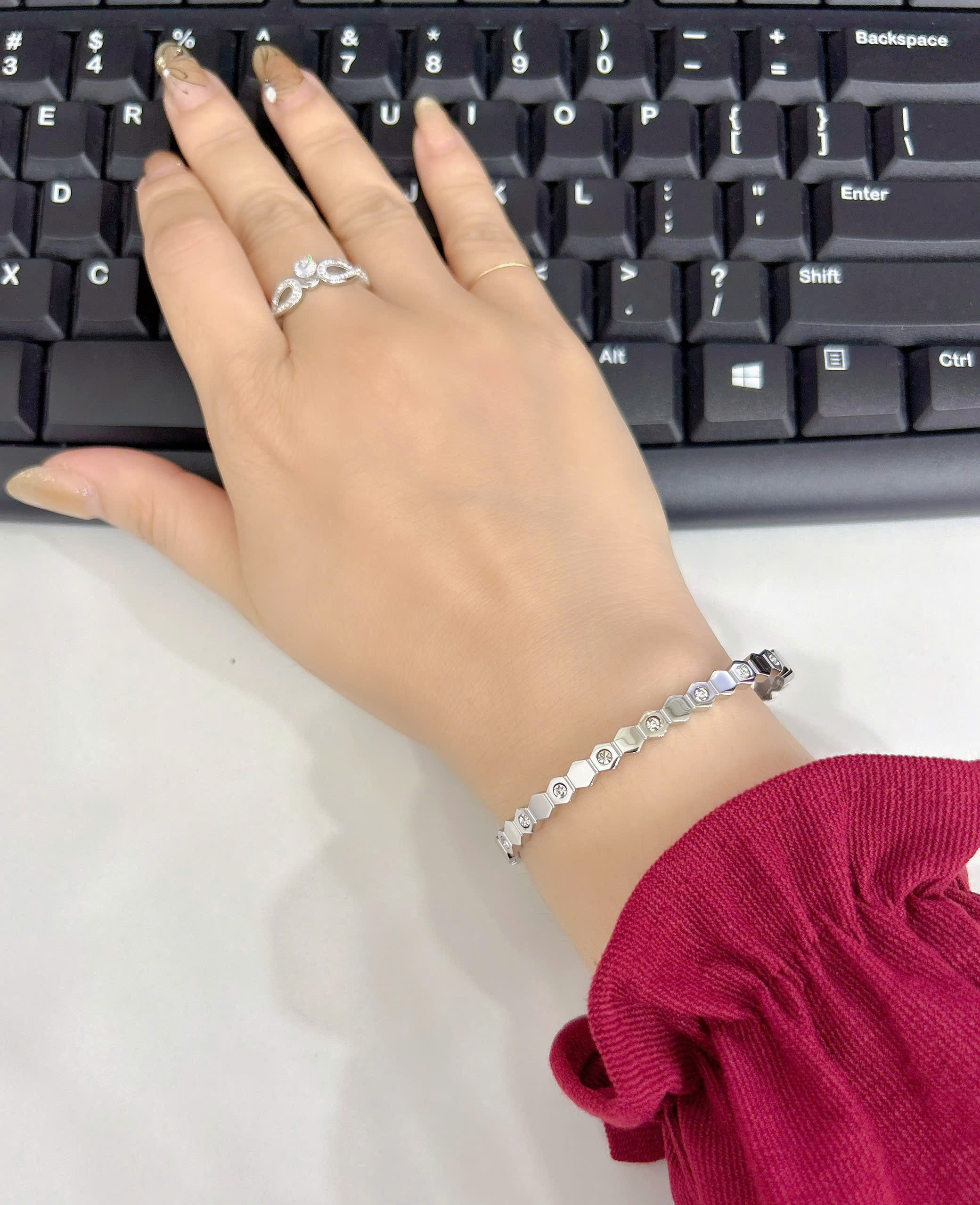 Vòng tay Titan - TV124 - Họa tiết lục giác đính kim