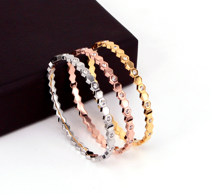 Vòng tay Titan - TV124 - Họa tiết lục giác đính kim