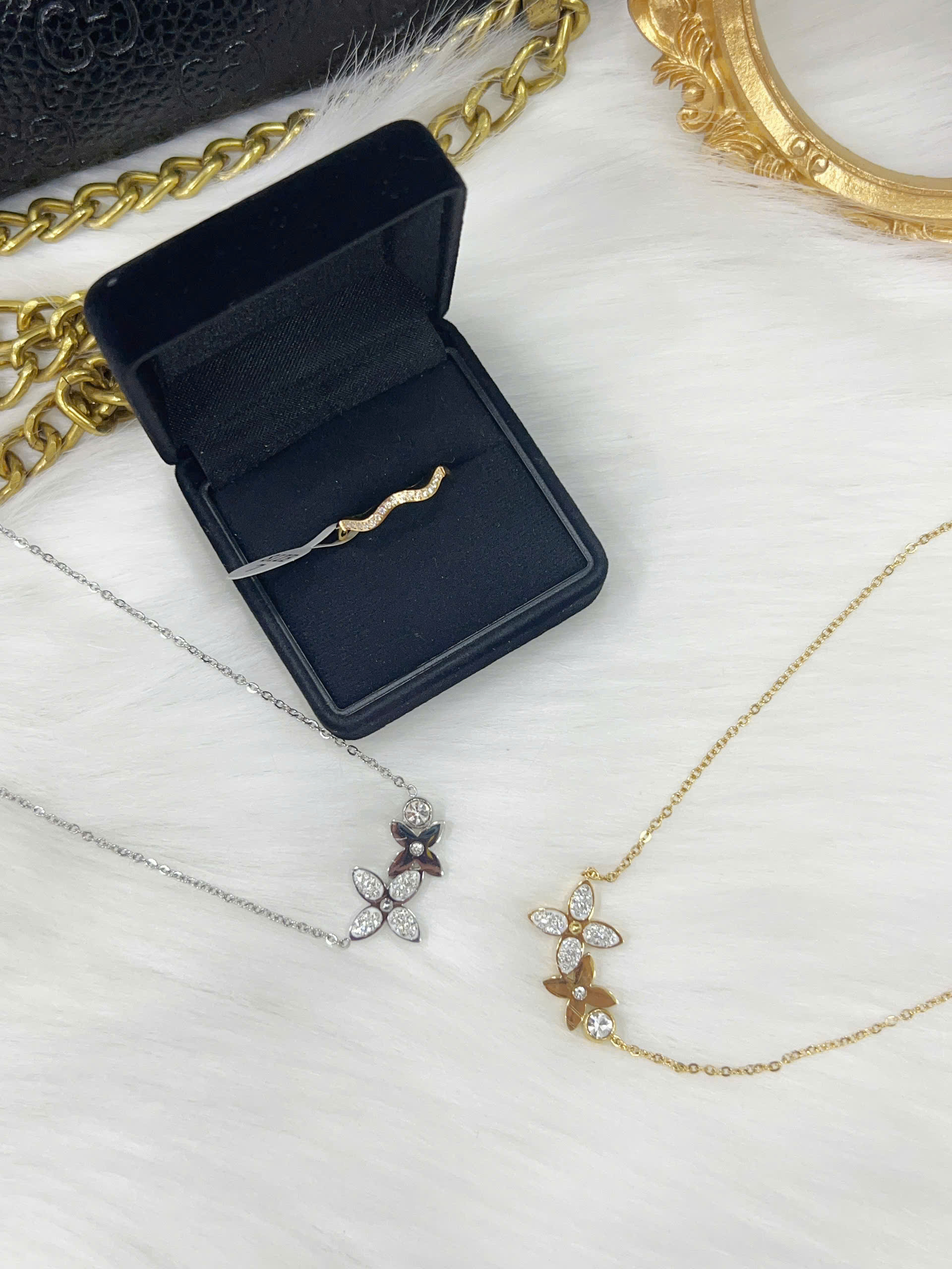 Set trang sức Titan - TM040 - biểu tượng cánh hoa LV