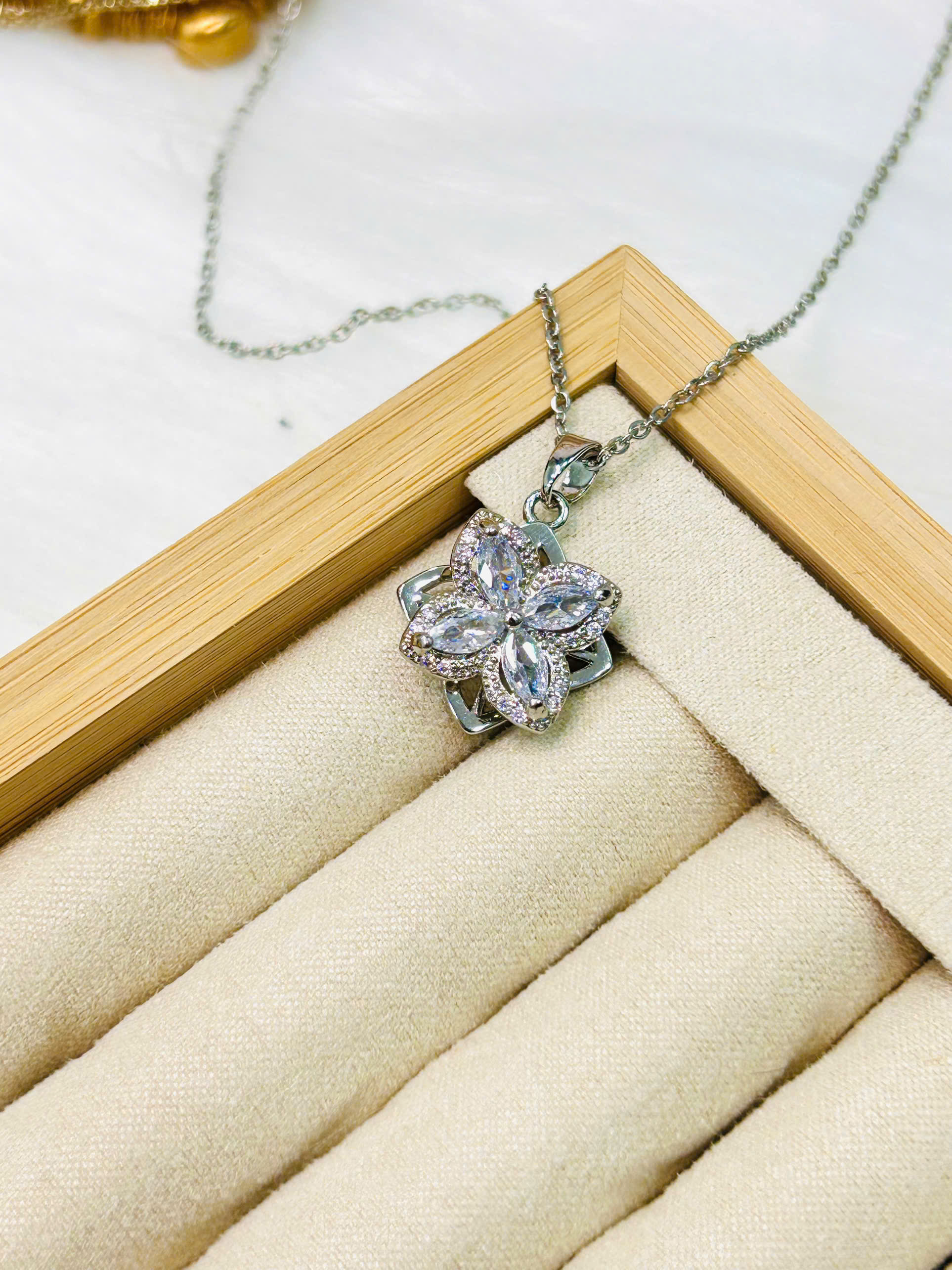 Set trang sức Titan - TM054 - biểu tượng cánh hoa xoay