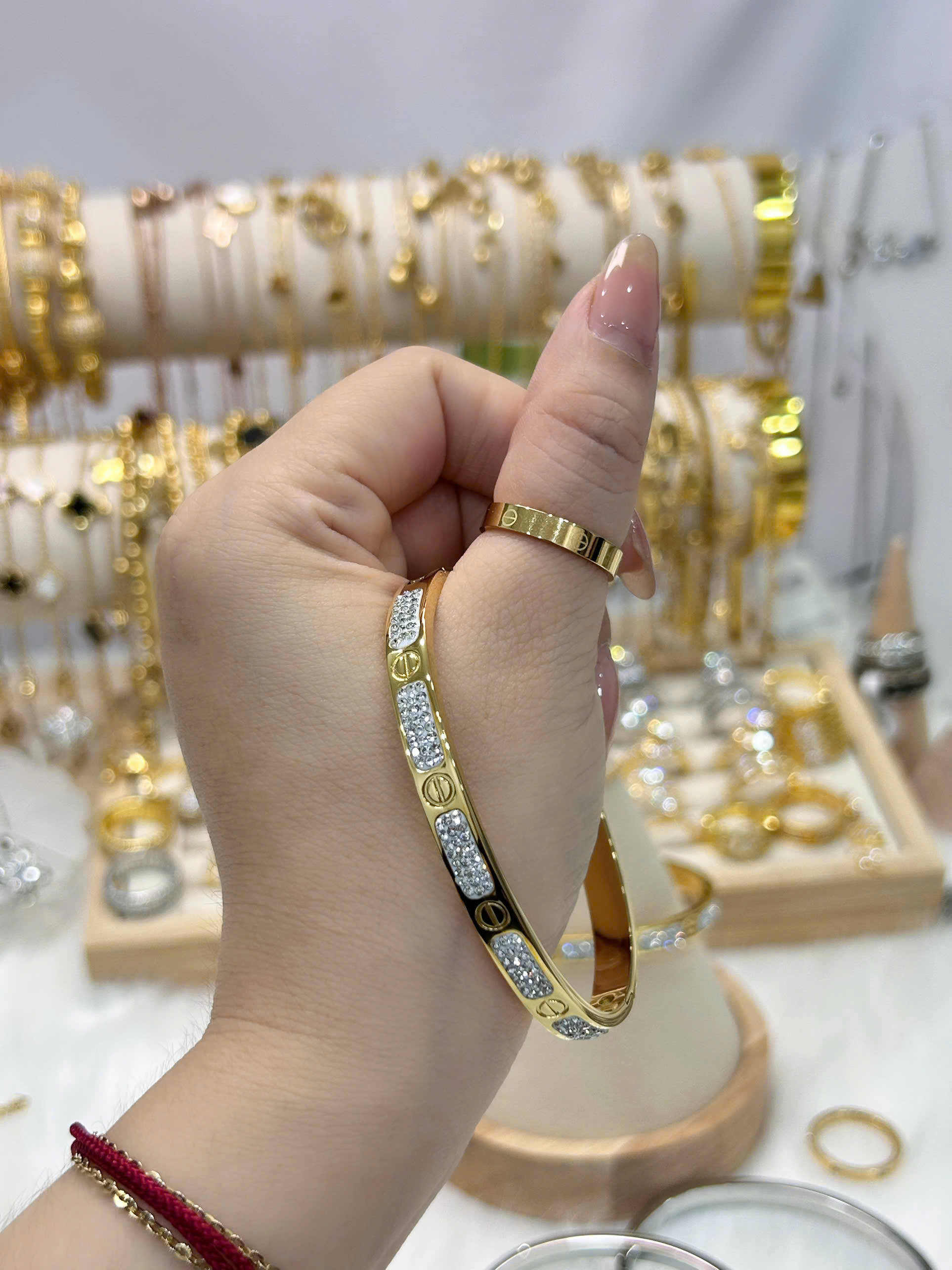 Vòng tay Titan - TV222 - vòng Cartier đính đá bảng 6mm form elip có khóa