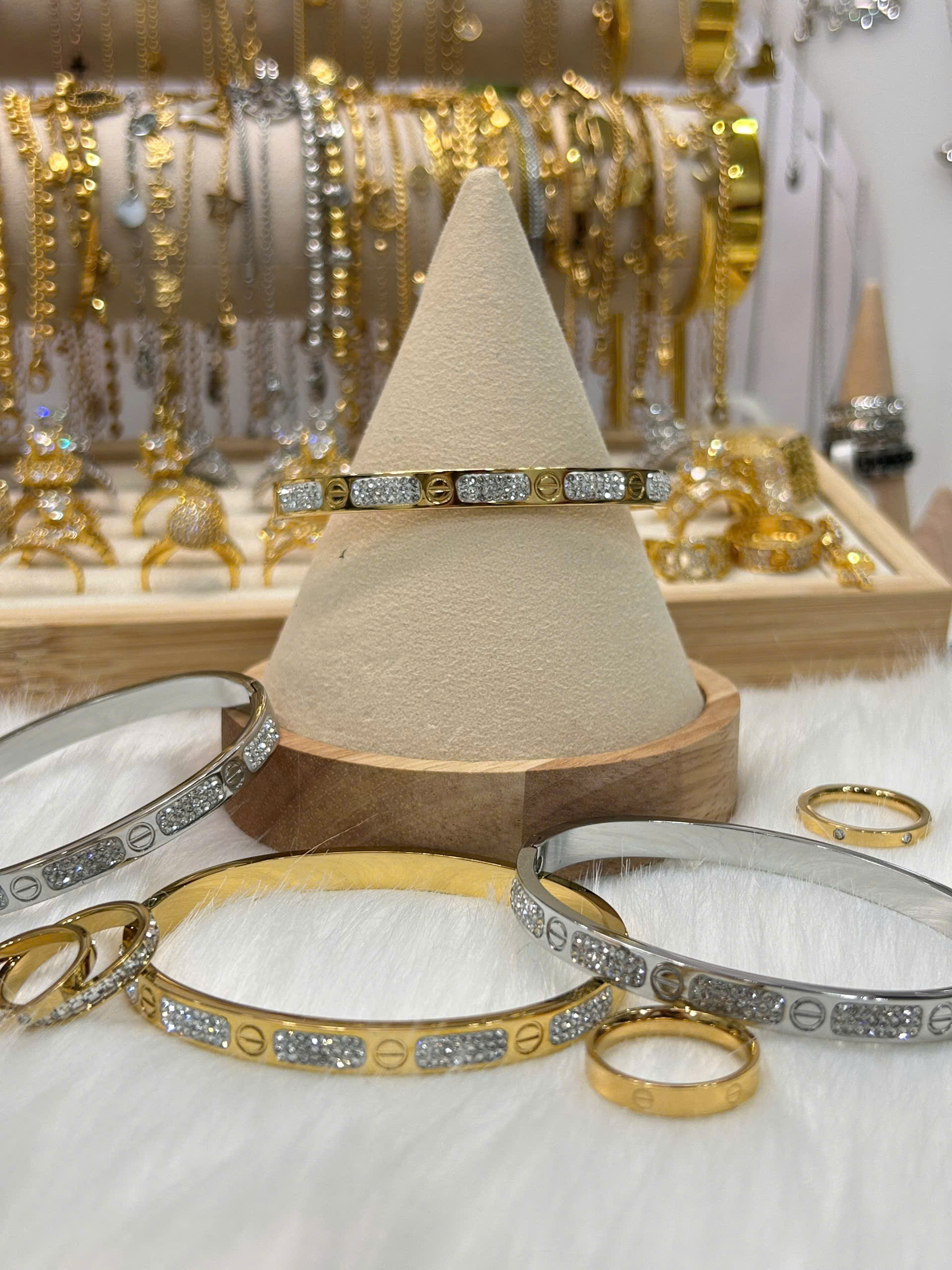 Vòng tay Titan - TV222 - vòng Cartier đính đá bảng 6mm form elip có khóa