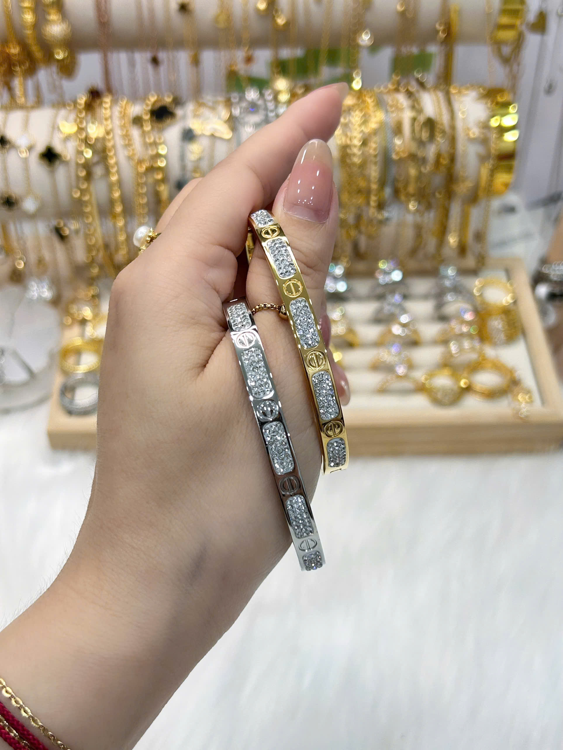 Vòng tay Titan - TV222 - vòng Cartier đính đá bảng 6mm form elip có khóa