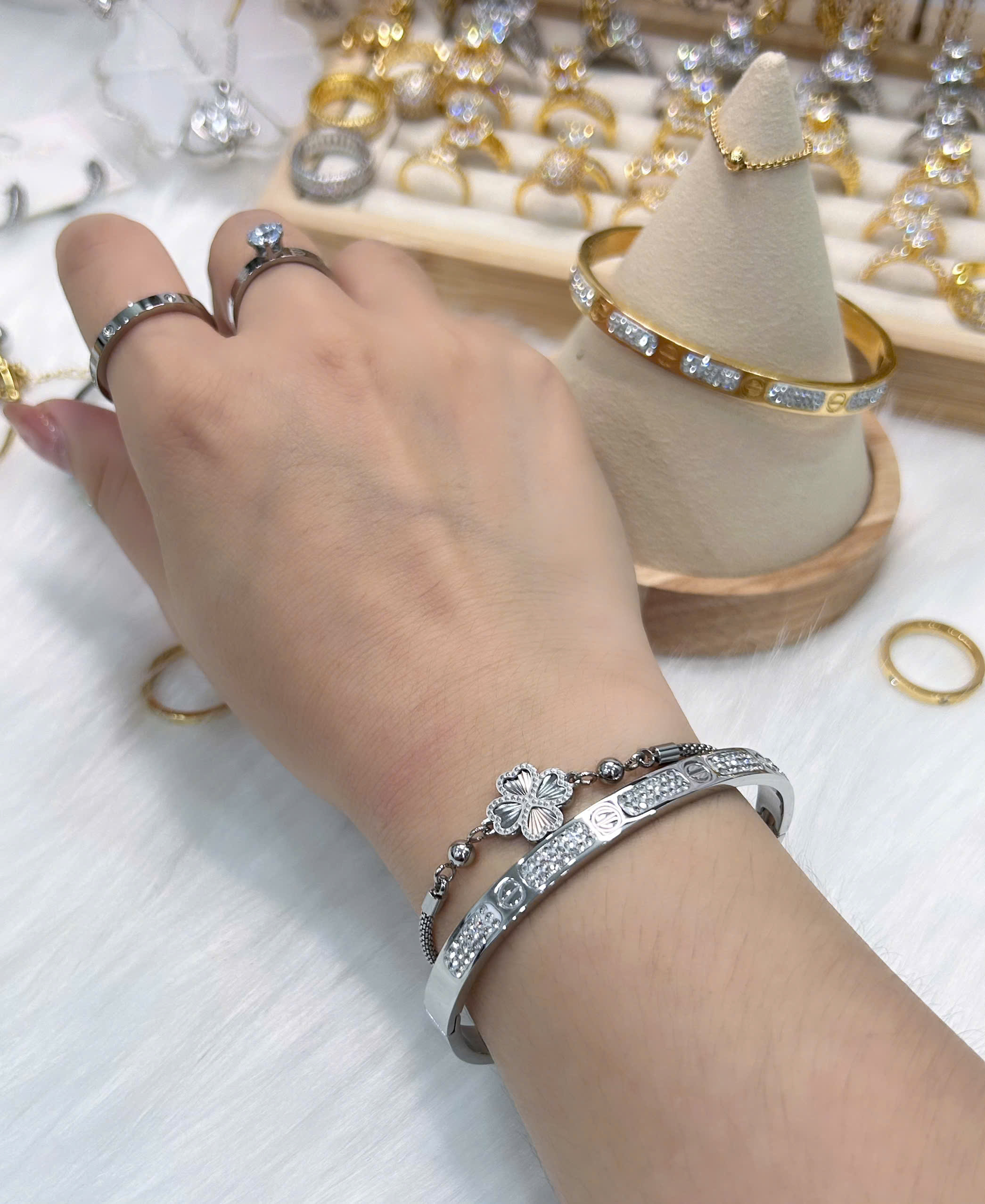 Vòng tay Titan - TV222 - vòng Cartier đính đá bảng 6mm form elip có khóa