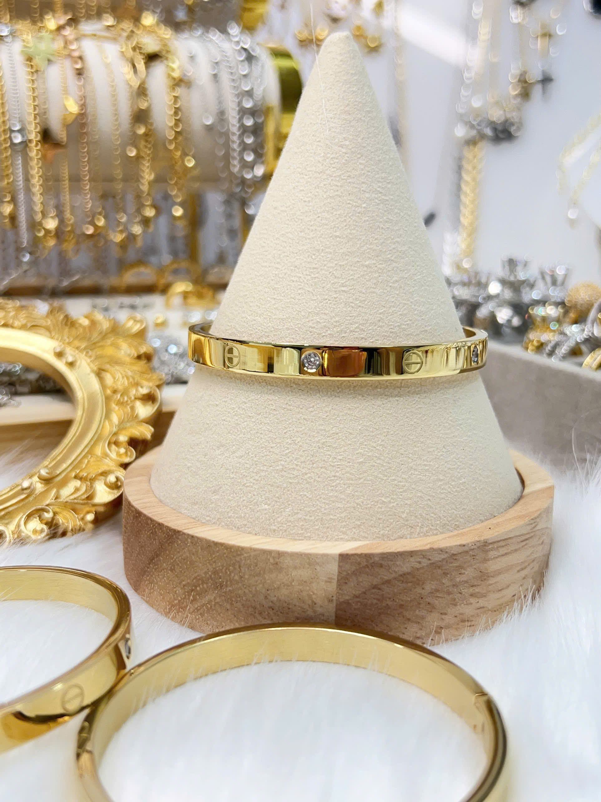 Vòng tay Titan - TV2223 - vòng Cartier đính đá form tròn ni 52 có khóa