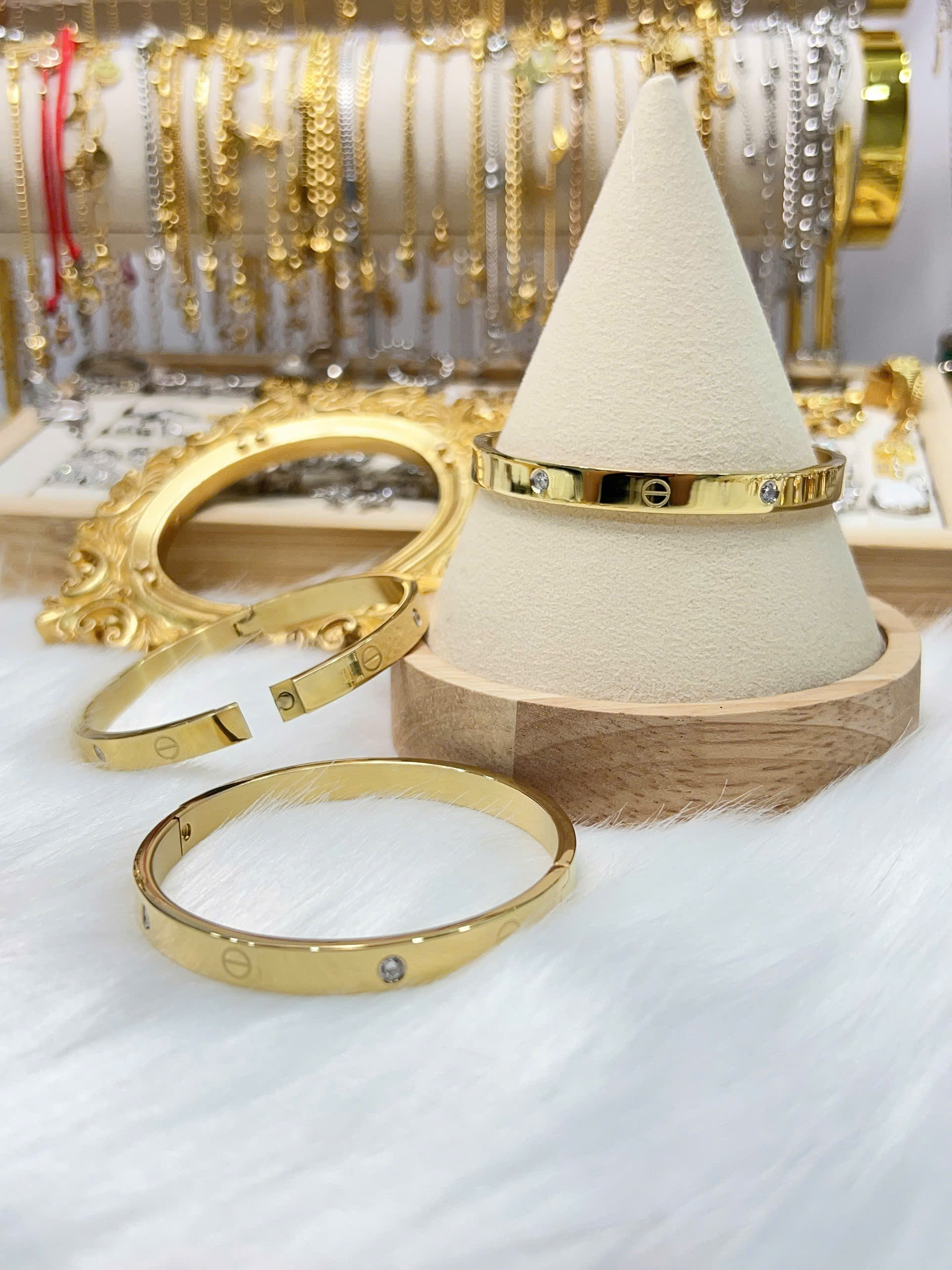 Vòng tay Titan - TV2223 - vòng Cartier đính đá form tròn ni 52 có khóa