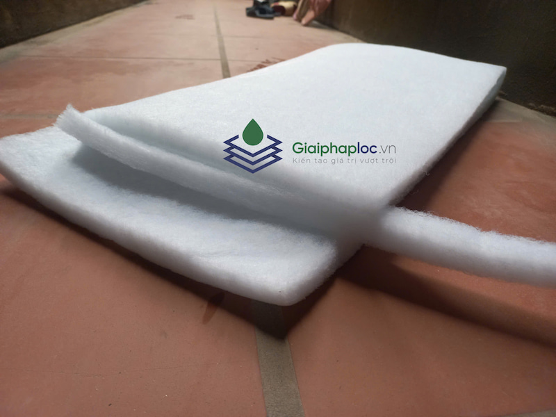 Đối chiếu cấu trúc không gian ba chiều và độ dày vật lý chuẩn 20mm của bông lọc bụi thô G4