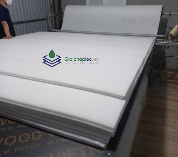 Cuộn bông lọc bụi được đưa lên bàn cắt tại Giải Pháp Lọc Việt Nam