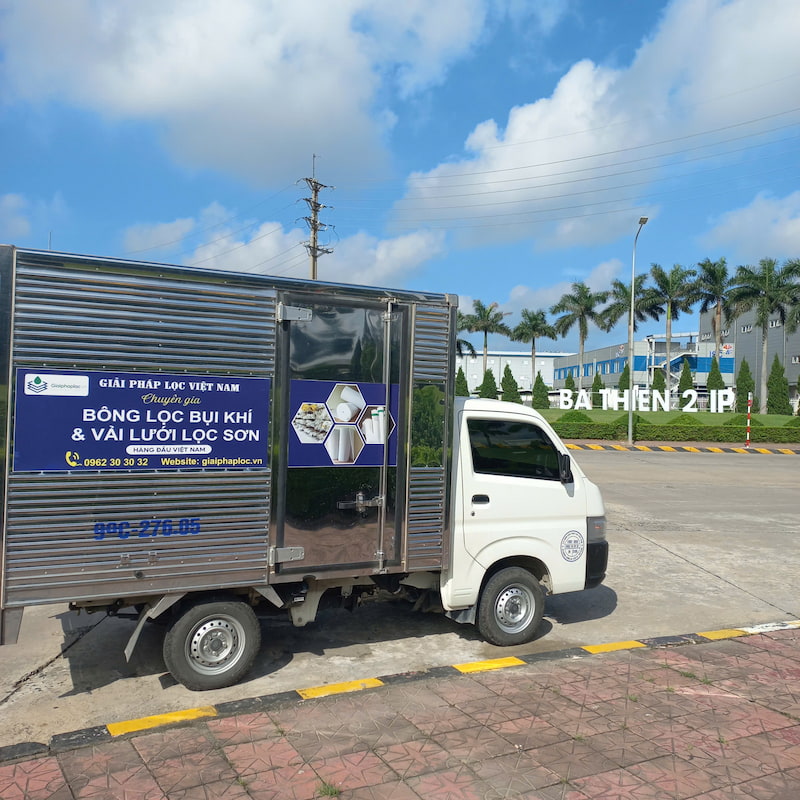 &nbsp; &nbsp; &nbsp; &nbsp;Xe giao hàng Bông lọc bụi - Vải lọc sơn tại KCN Bá Thiện