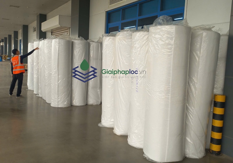 Cuộn bông lọc bụi thô được kiểm tra trước khi xuất xưởng tại Giải Pháp Lọc Việt Nam