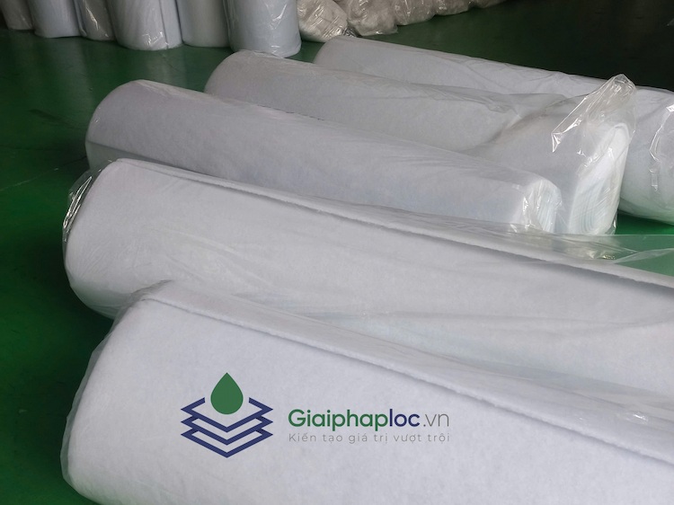Cuộn bông lọc bụi ép nhiệt đa liên kết chặt chẽ đang được chuẩn bị tại kho Giải Pháp Lọc Việt Nam