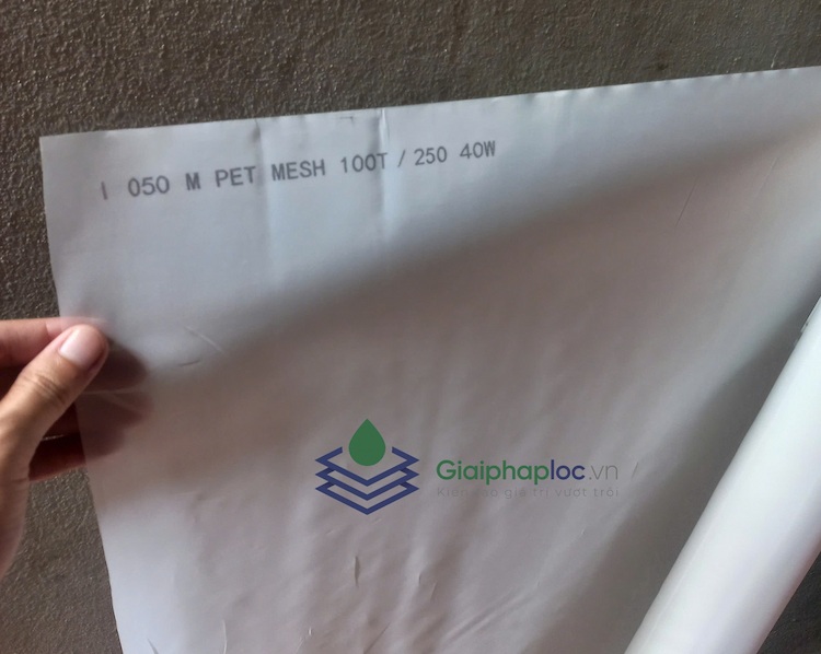 Cuộn lưới lọc sơn 100T 250 mesh và các thông số kỹ thuật cơ bản được in trên mép lưới.