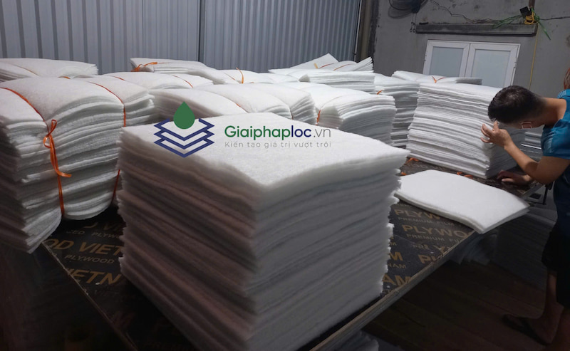 Kỹ sư Giải Pháp Lọc kiểm tra tiêu chuẩn bông lọc G1 trước khi lắp đặt