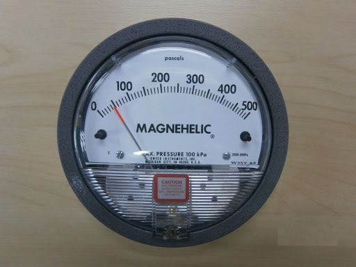 Đồng hồ áp kế cơ học Magnehelic đo chỉ số chênh áp Pascal để tính chu kỳ thay bông lọc bụi AHU
