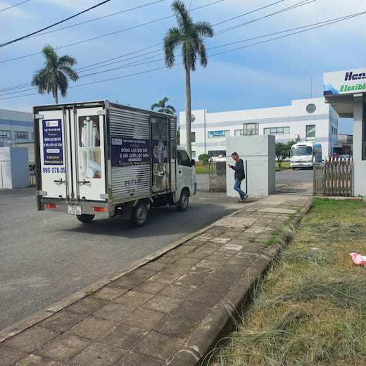 Xe tải giao hàng của Giải Pháp Lọc Việt Nam đang có mặt ở công ty tại Hải Phòng