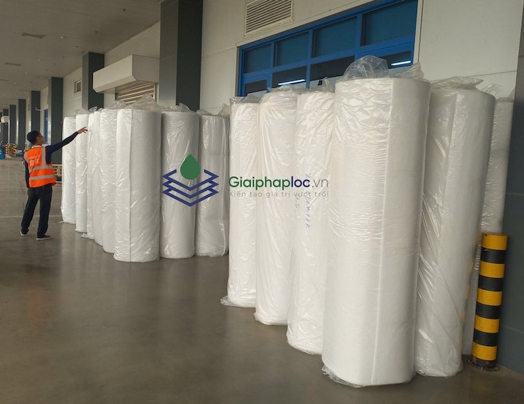 Kỹ thuật viên nhà máy Biel Crystal đang kiểm đếm cuộn bông lọc G2