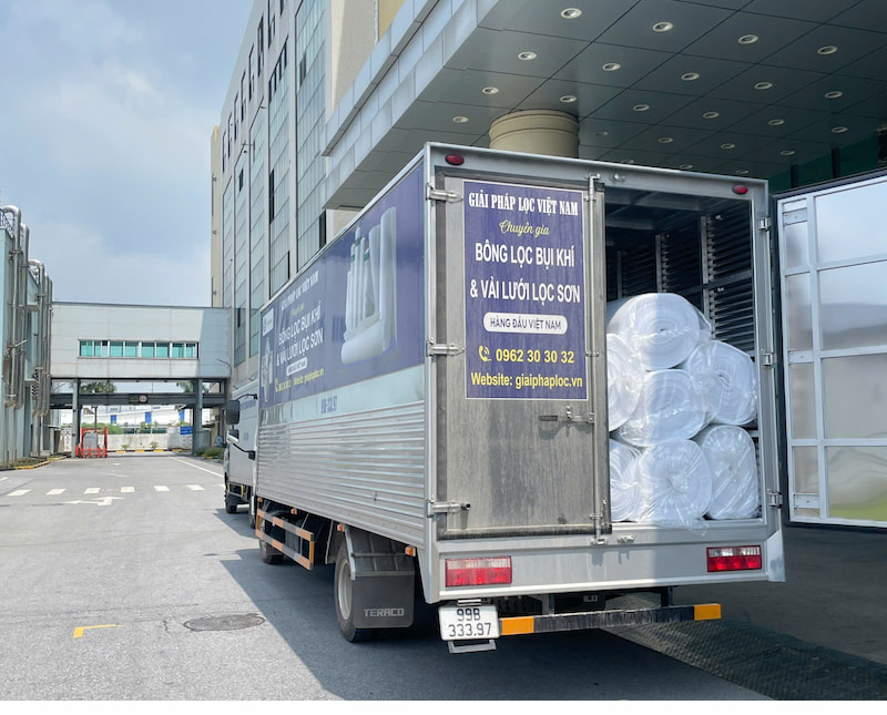 Xe tải của Giải Pháp Lọc Việt Nam tại sảnh chơ khu vực giao hàng của nhà máy Biel Crystal tại Hải Dương