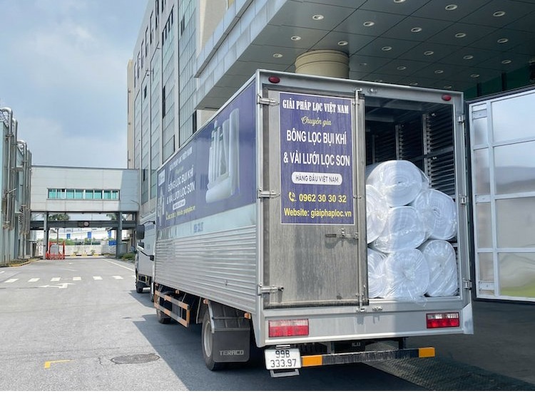 Xe tải của Giải Pháp Lọc Việt Nam tại sảnh chờ khu vực giao hàng của nhà máy Biel Crystal tại Hải Dương