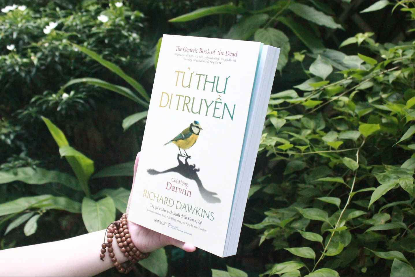 Tử Thư Di Truyền: Cõi Mộng Darwin như một chuyến du hành sinh học kỳ lạ và mê hoặc với hơn 130 hình ảnh màu sống động và tuyệt đẹp