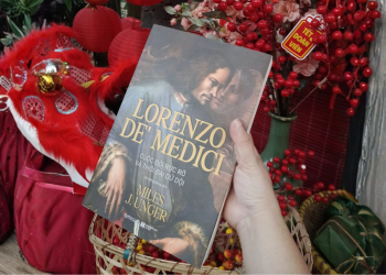 Một hành trình đầy màu sắc của một cuộc đời rực rỡ và một thời đại dữ dội