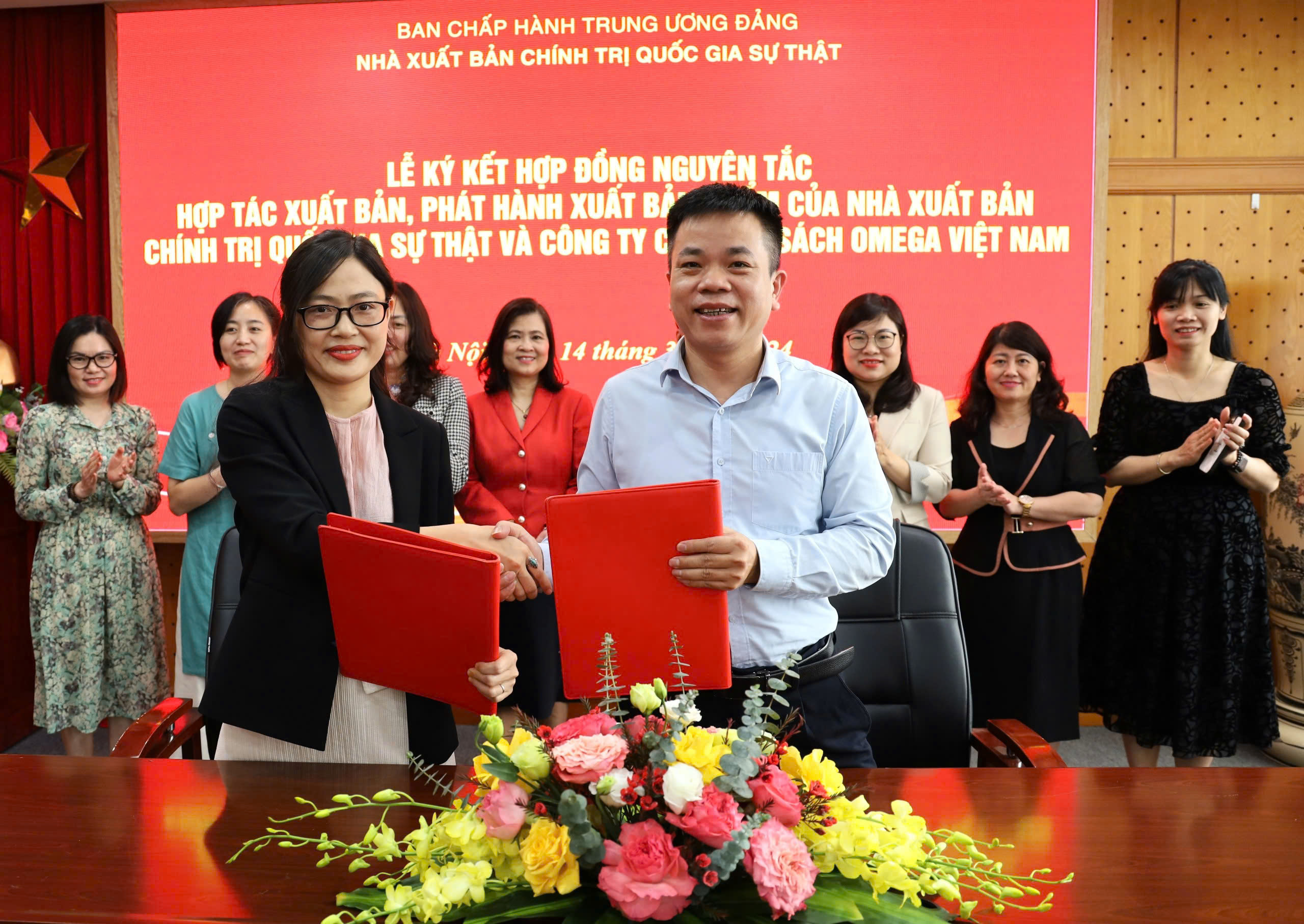 Lễ ký kết hợp đồng nguyên tắc hợp tác xuất bản, phát hành xuất bản của nhà xuất bản Chính trị Quốc gia Sự thật và Công ty cổ phần sách Omega Việt Nam