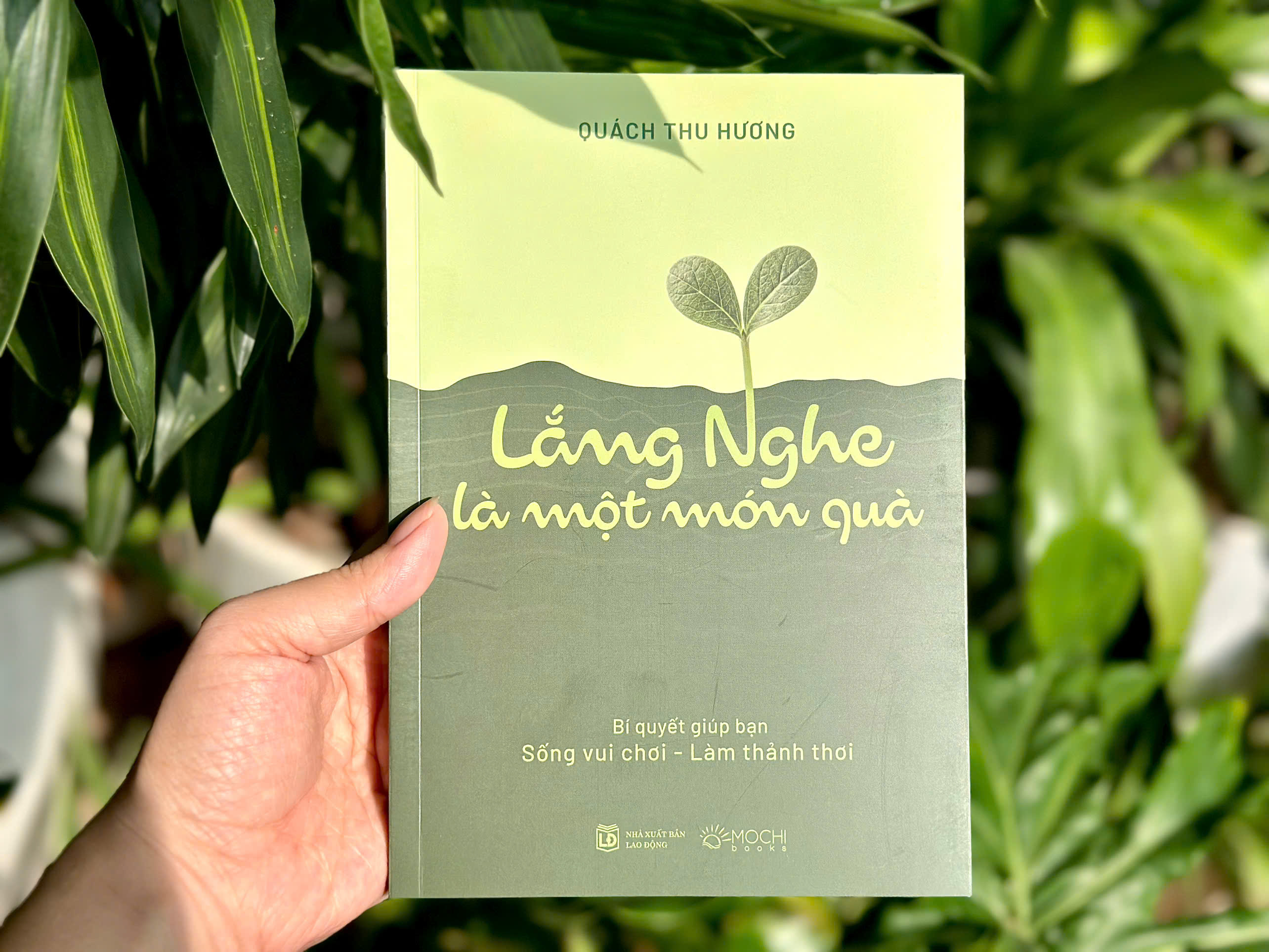 Sách - Lắng nghe là một món quà: Bí quyết giúp bạn sống vui chơi, làm thảnh thơi