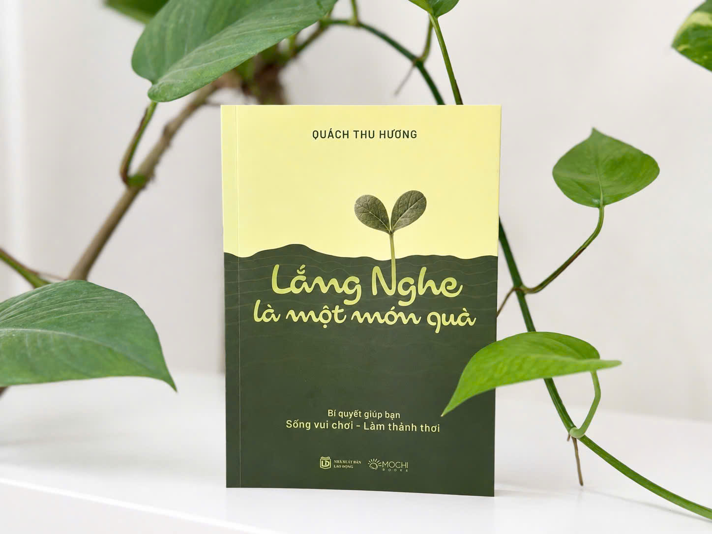 Sách - Lắng nghe là một món quà: Bí quyết giúp bạn sống vui chơi, làm thảnh thơi
