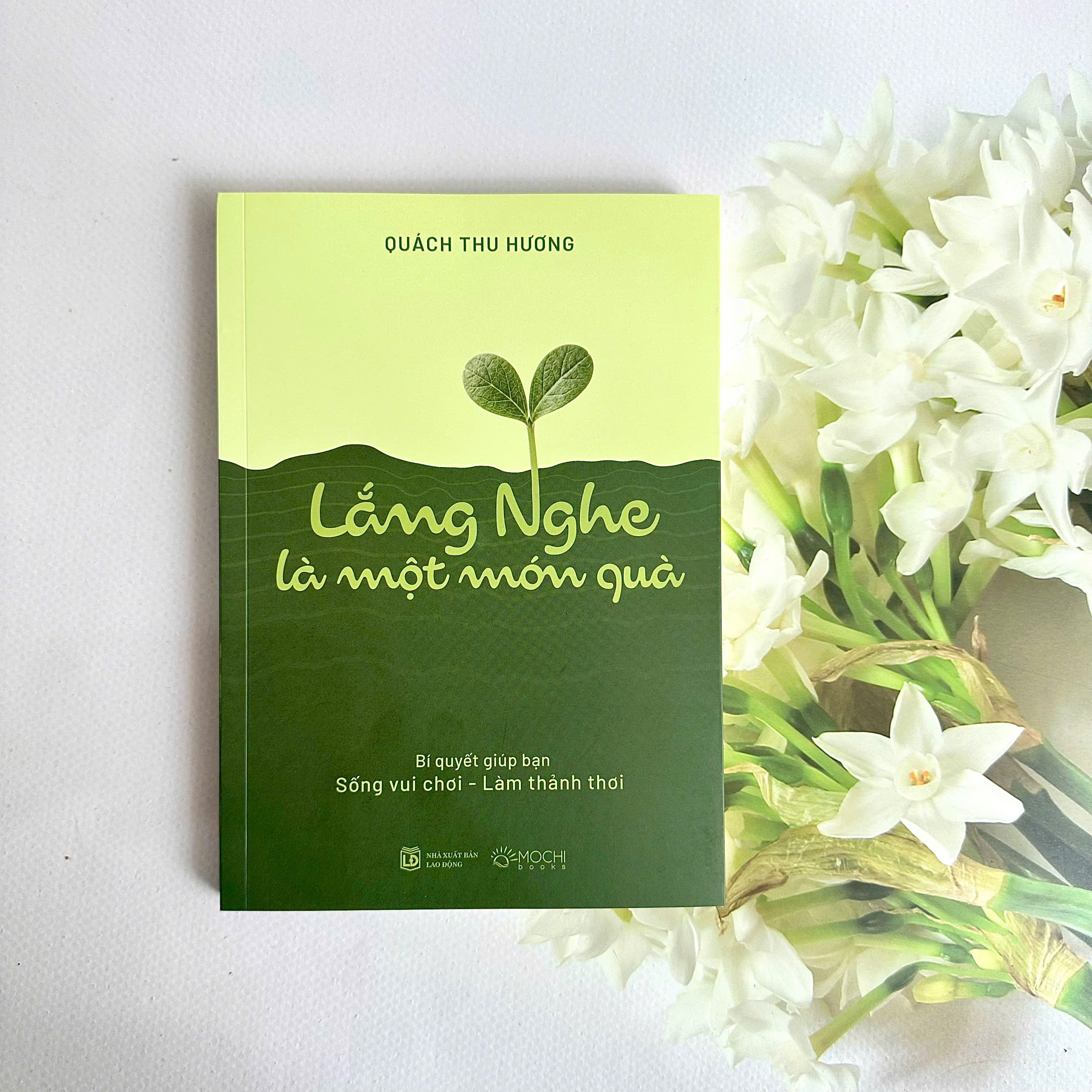 Sách - Lắng nghe là một món quà: Bí quyết giúp bạn sống vui chơi, làm thảnh thơi