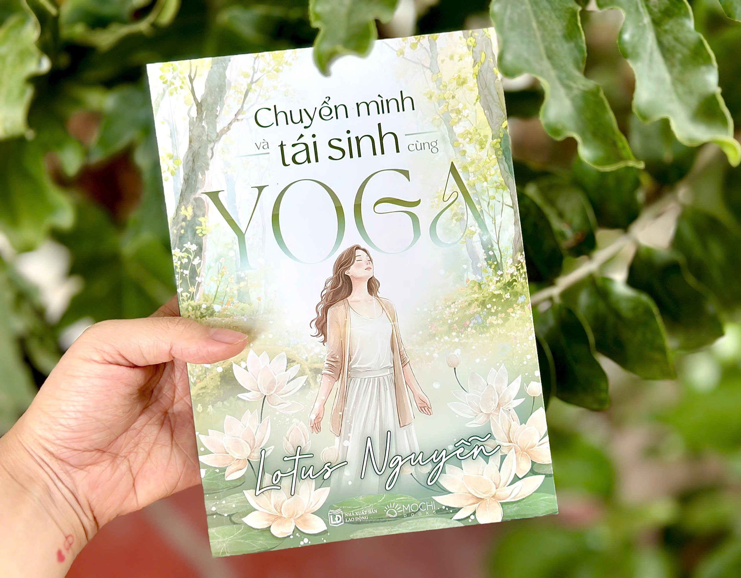 Sách - Chuyển mình và tái sinh cùng Yoga