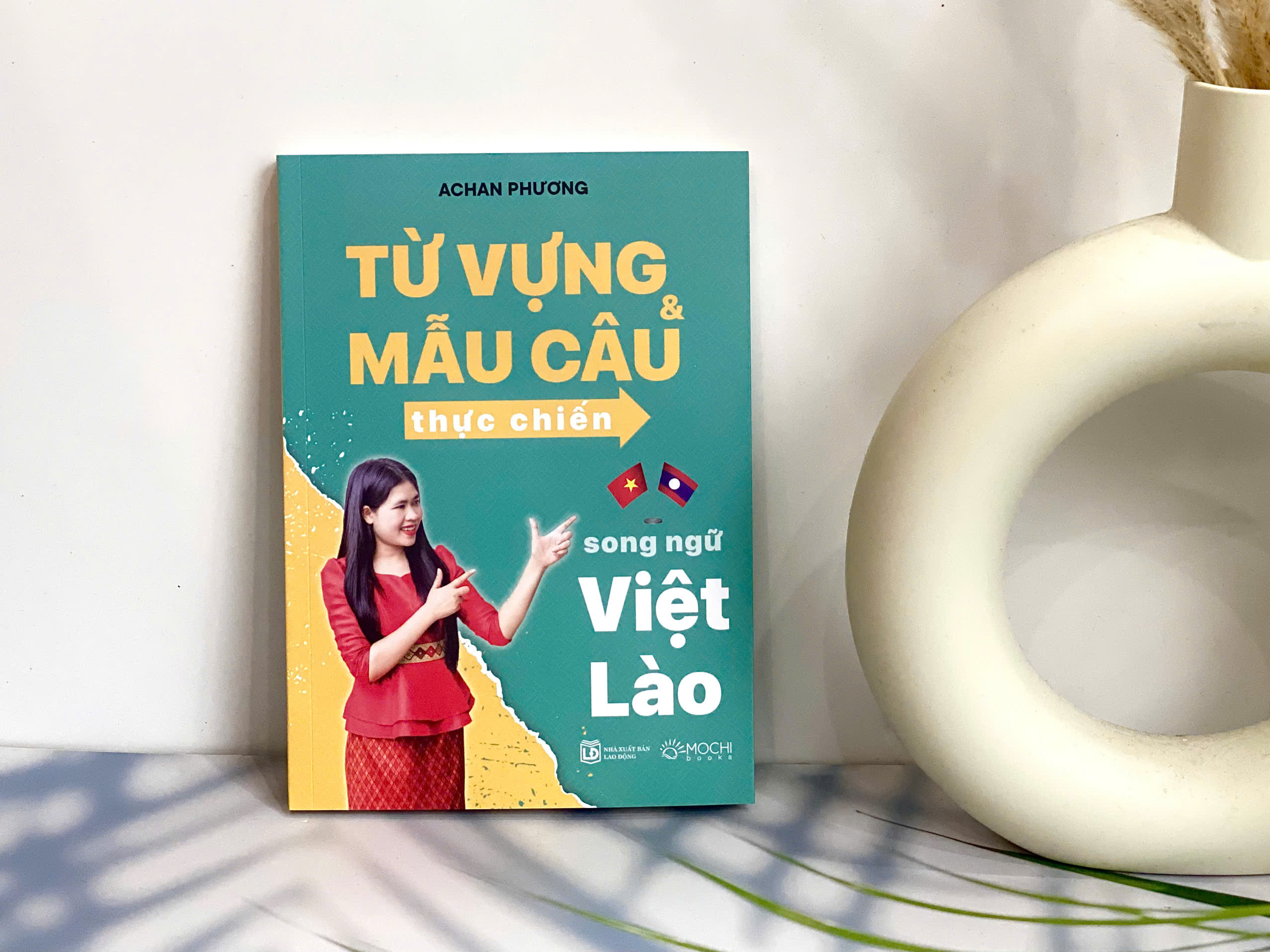 Sách - Từ vựng và mẫu câu thực chiến song ngữ Việt - Lào