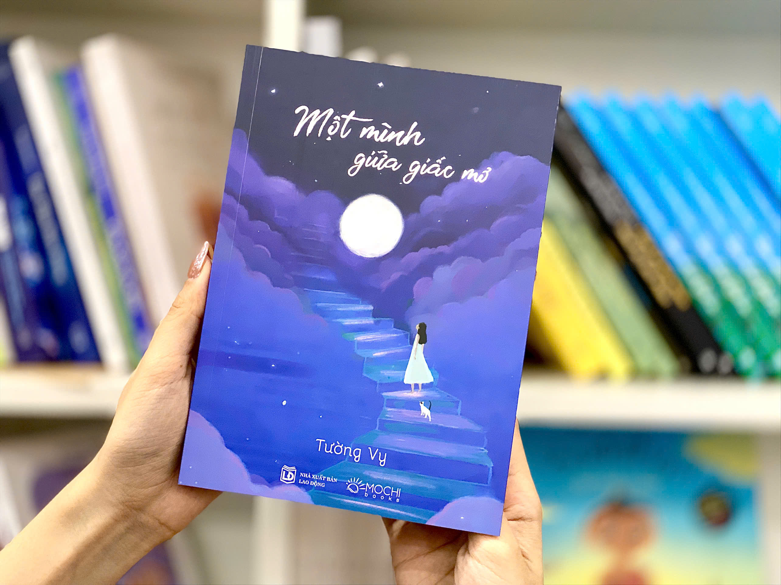Sách - Một mình giữa giấc mơ