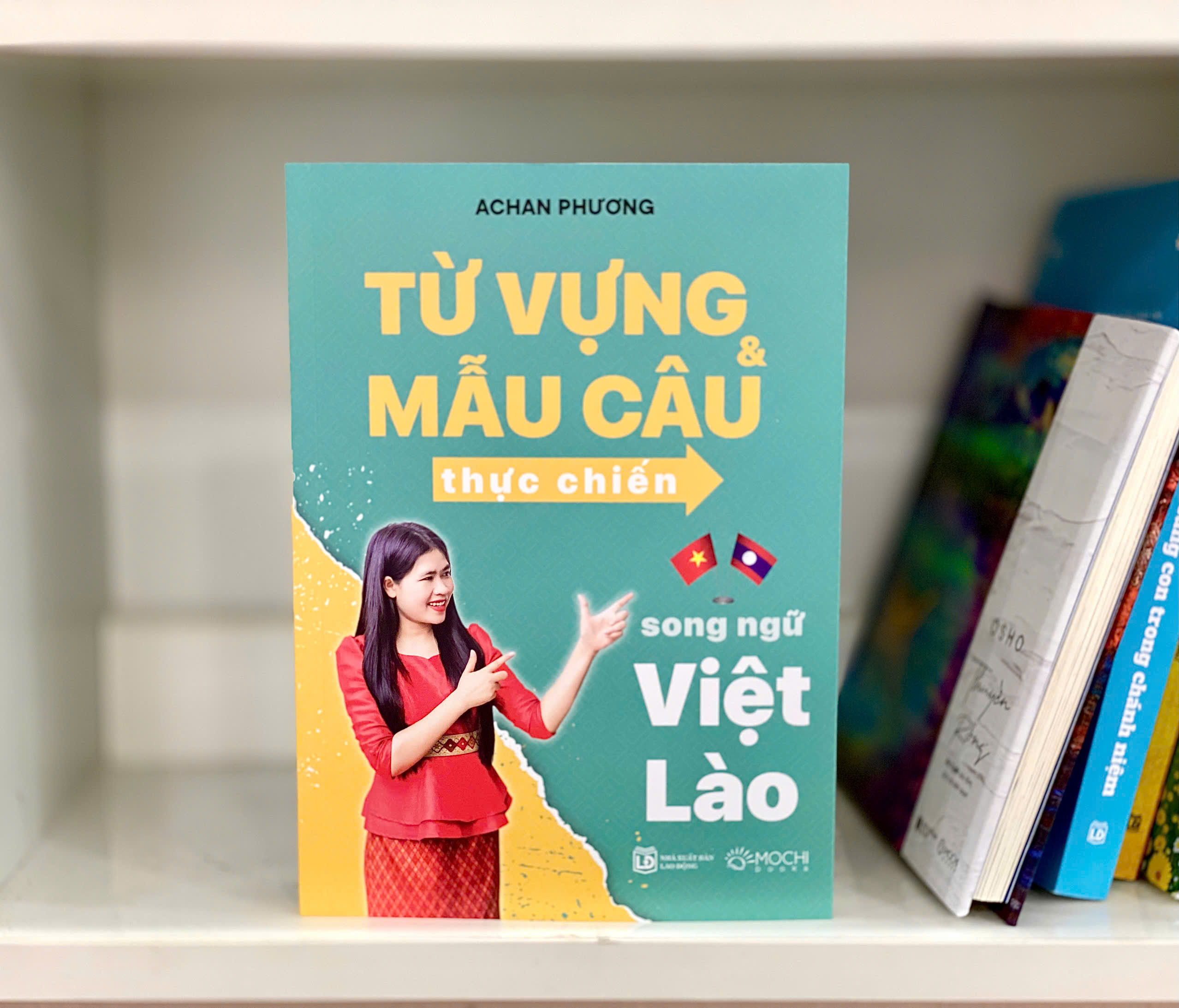 Sách - Từ vựng và mẫu câu thực chiến song ngữ Việt - Lào