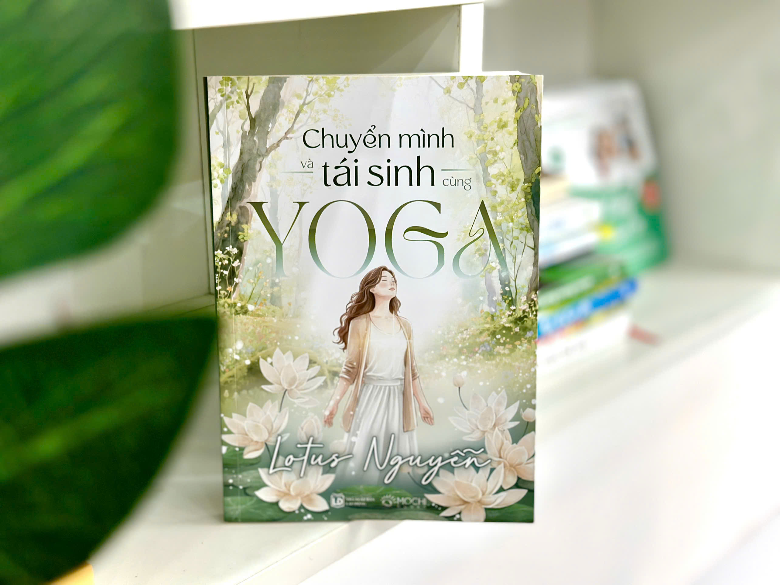 Sách - Chuyển mình và tái sinh cùng Yoga