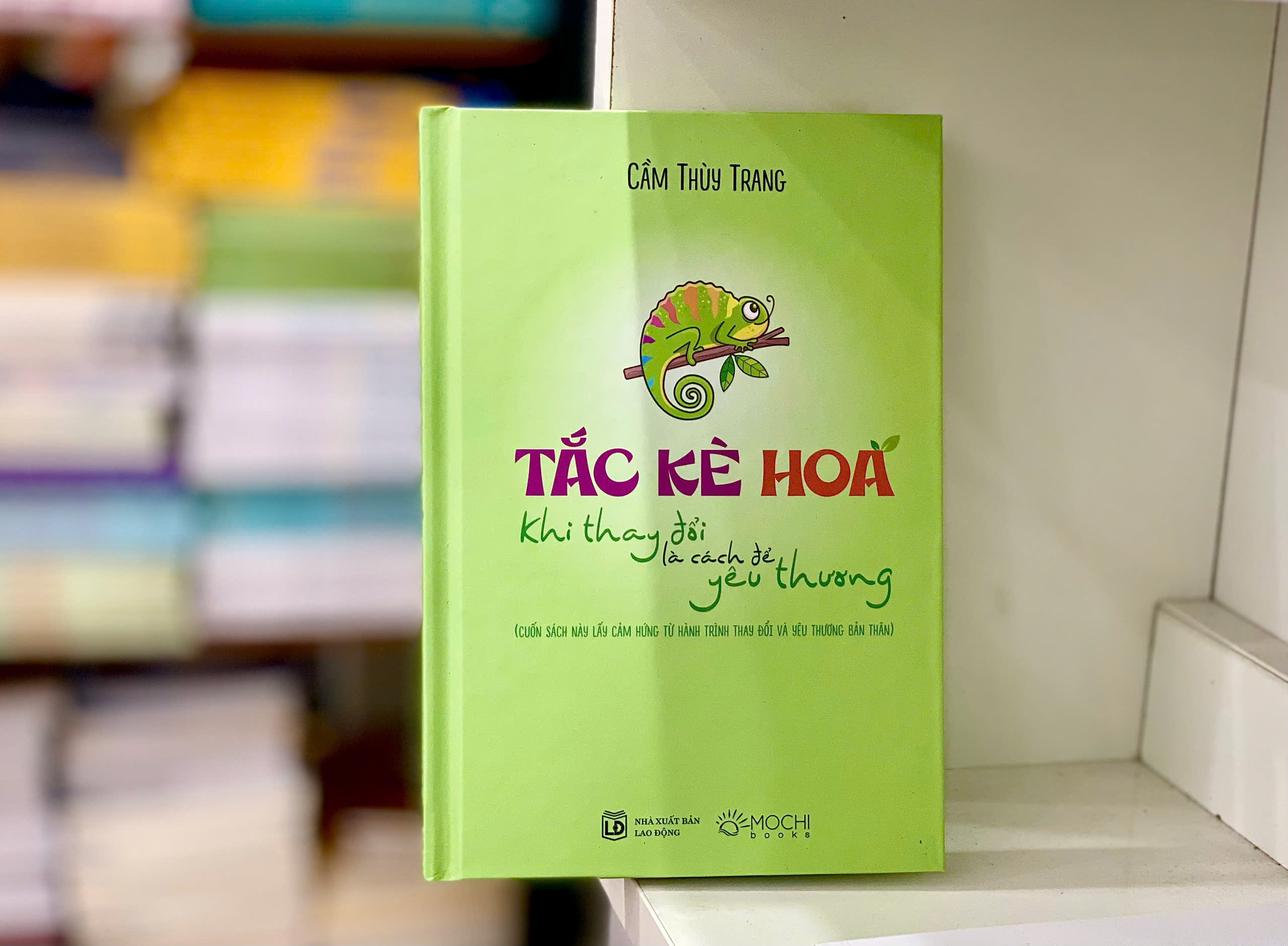 Sách - Tắc kè hoa: Khi thay đổi là cách để yêu thương