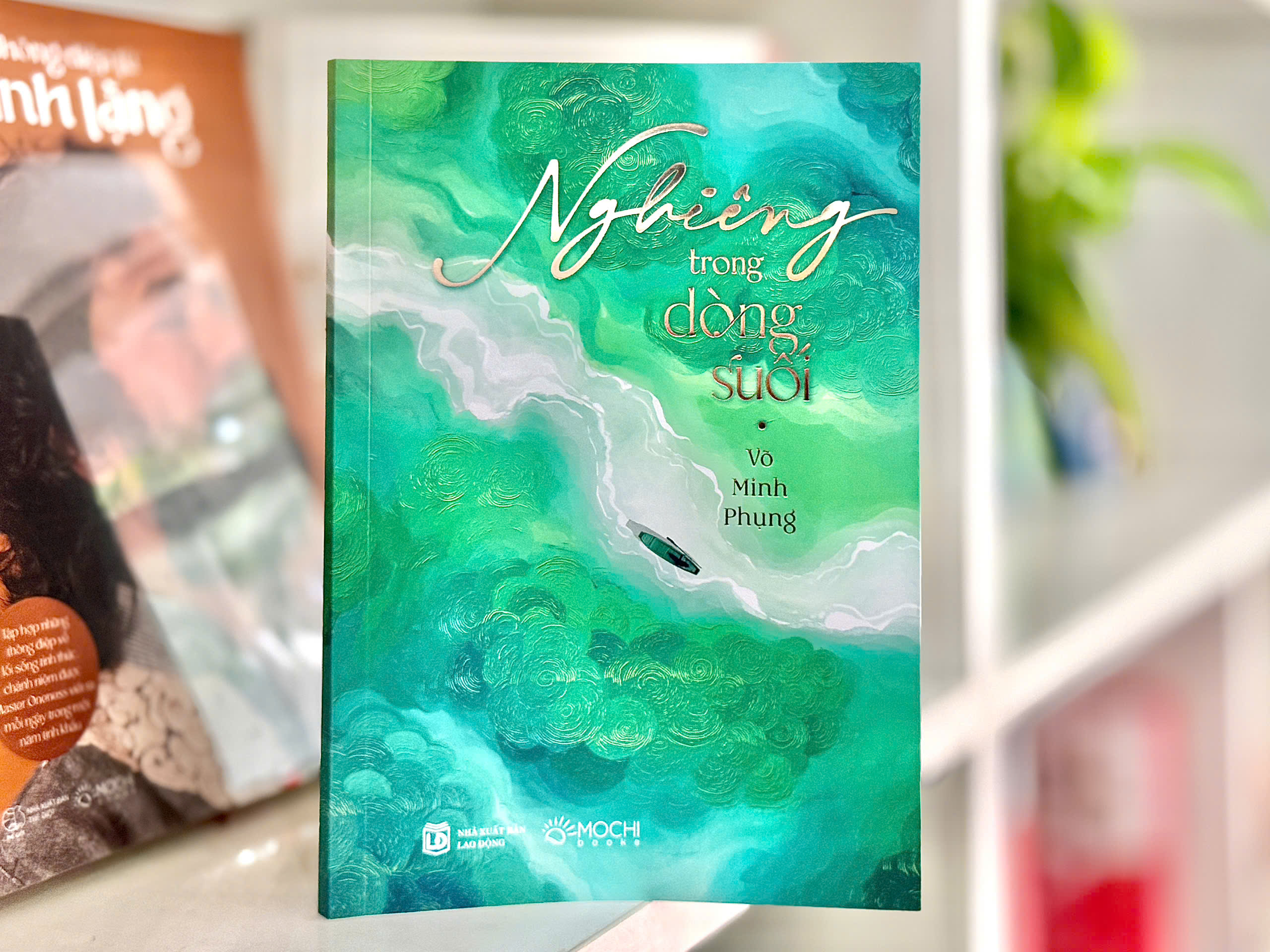 Sách - Nghiêng trong dòng suối