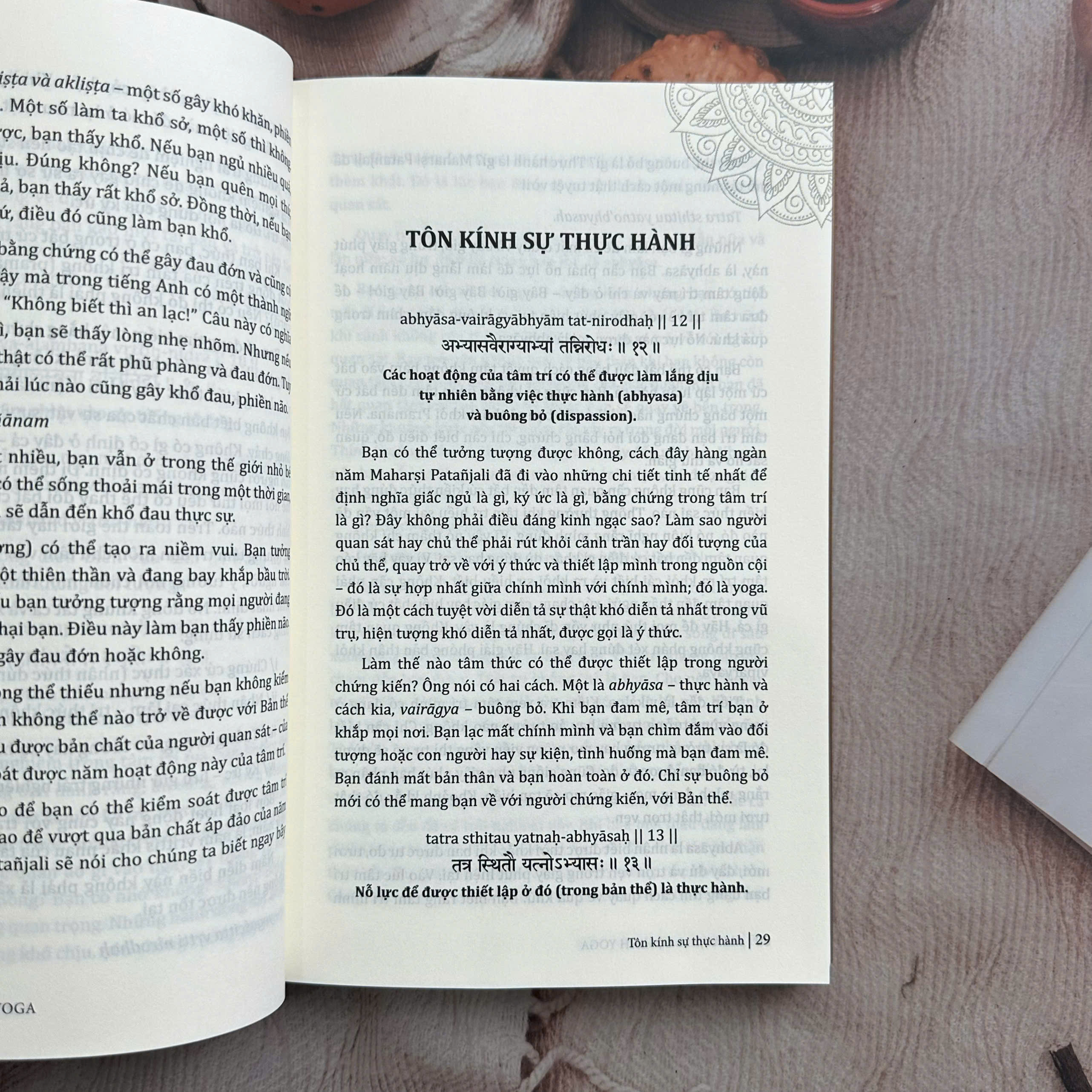 Sách - Patanjali: Bộ kinh Yoga (Tinh hoa của Yoga: The art of living)