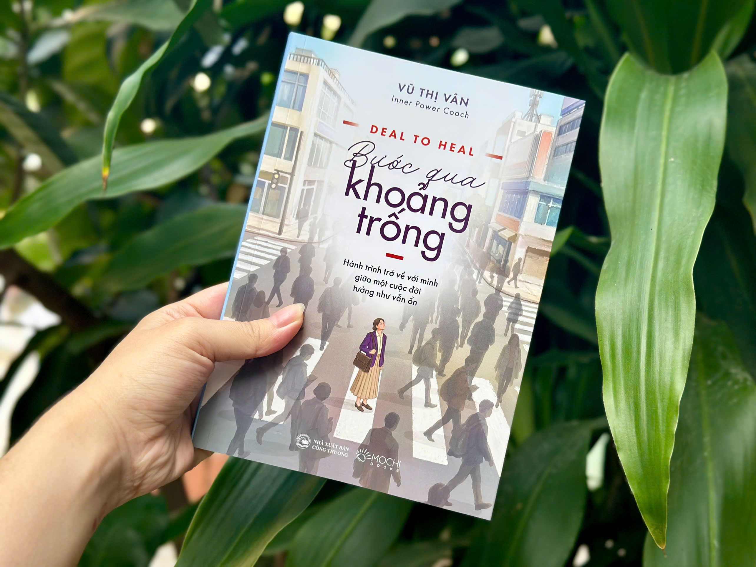 Sách - Deal to heal - Bước qua khoảng trống: Hành trình trở về với mình giữa một cuộc đời tưởng như vẫn ổn