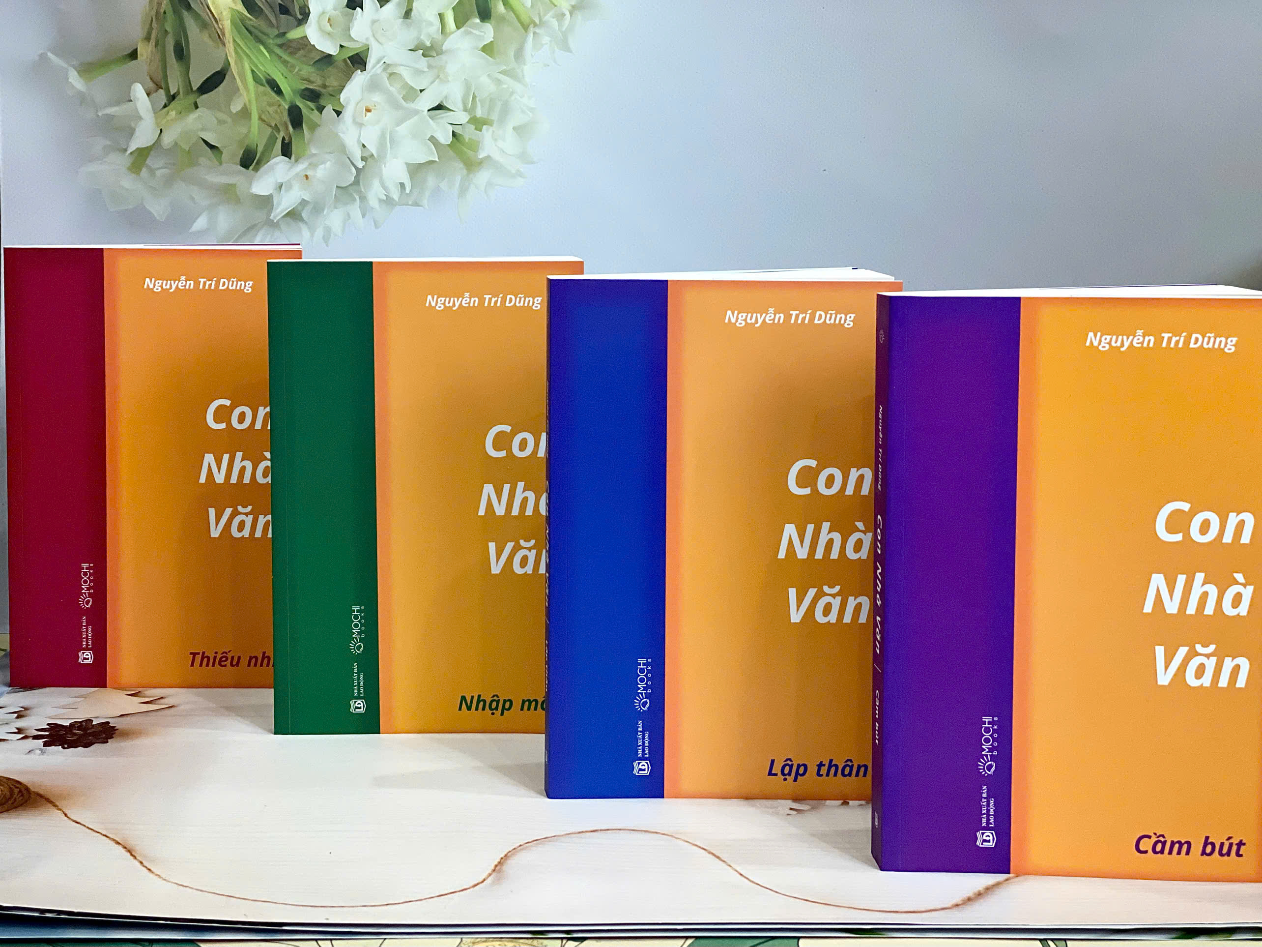 Sách - Con nhà văn (Cầm bút)