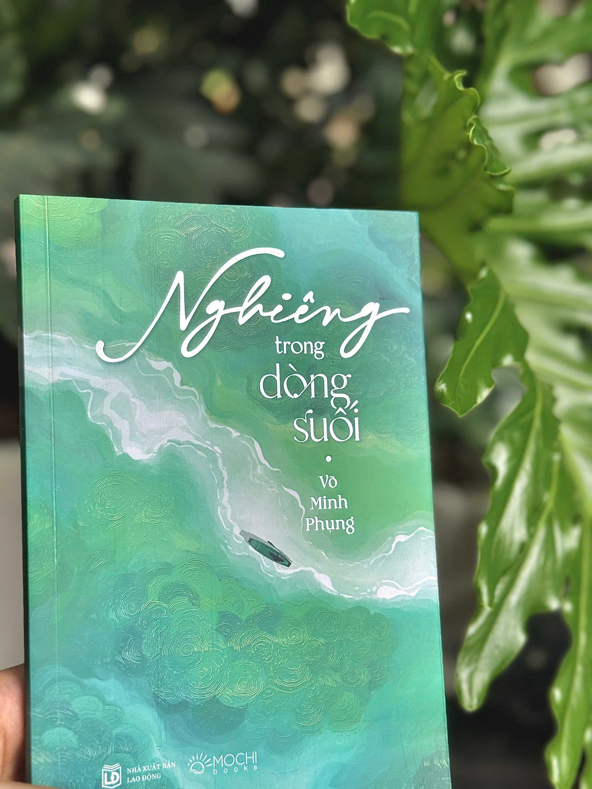 Sách - Nghiêng trong dòng suối