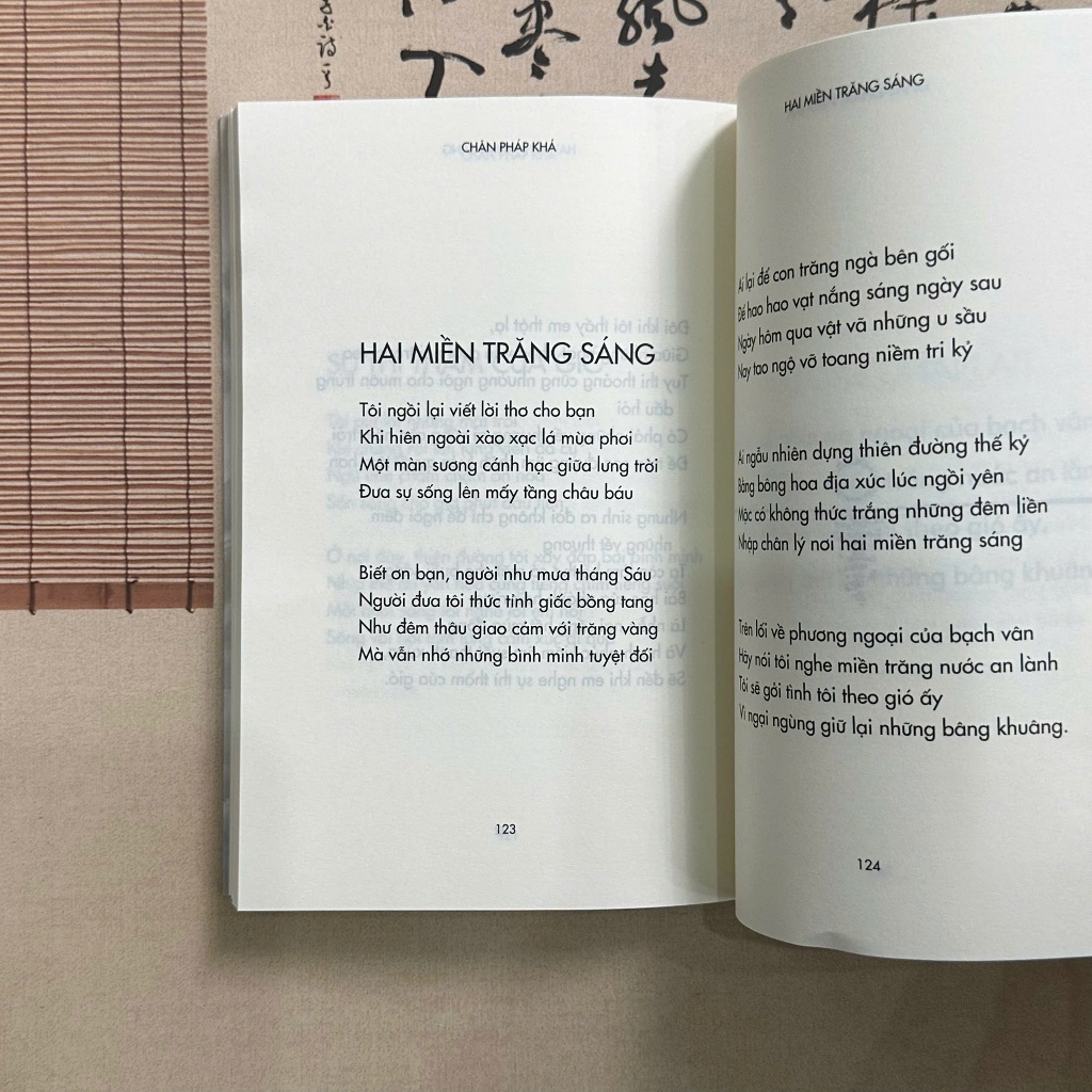 Sách - Hai miền trăng sáng