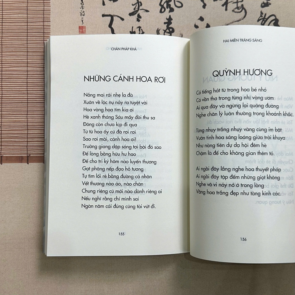 Sách - Hai miền trăng sáng
